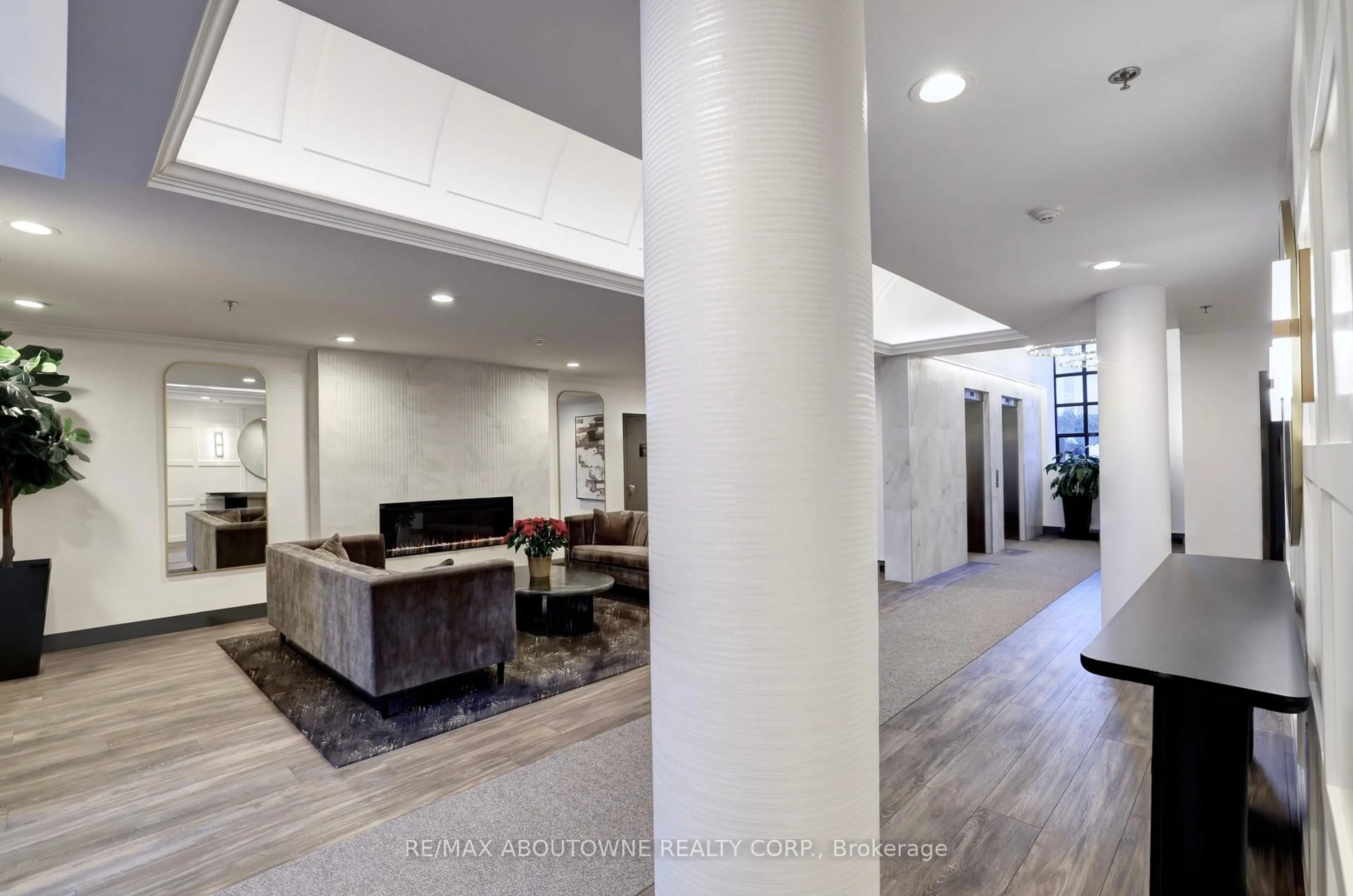 Indoor foyer for 185 Robinson St #307, Oakville Ontario L6J 7P6