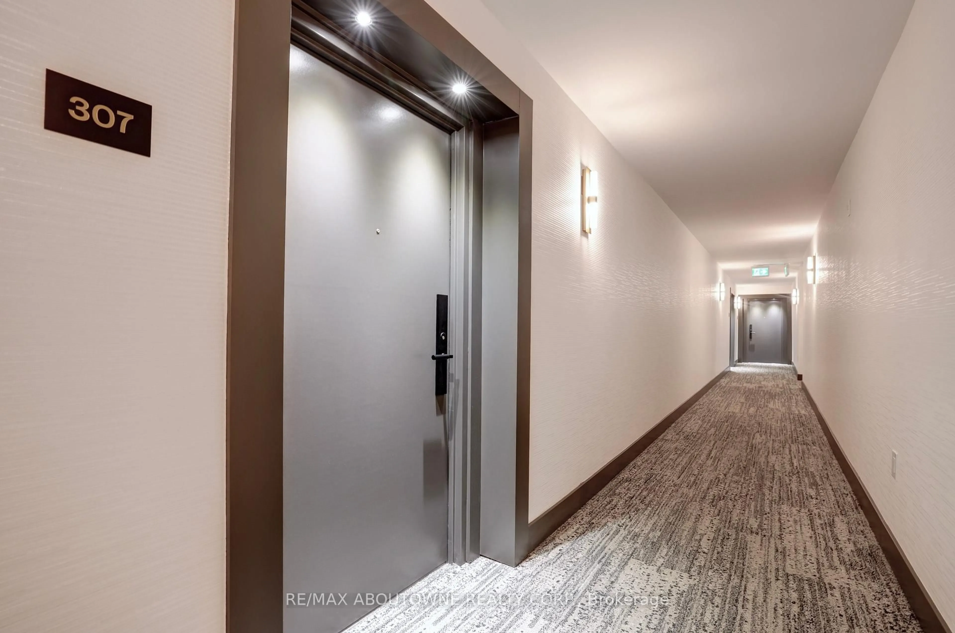 Indoor foyer for 185 Robinson St #307, Oakville Ontario L6J 7P6