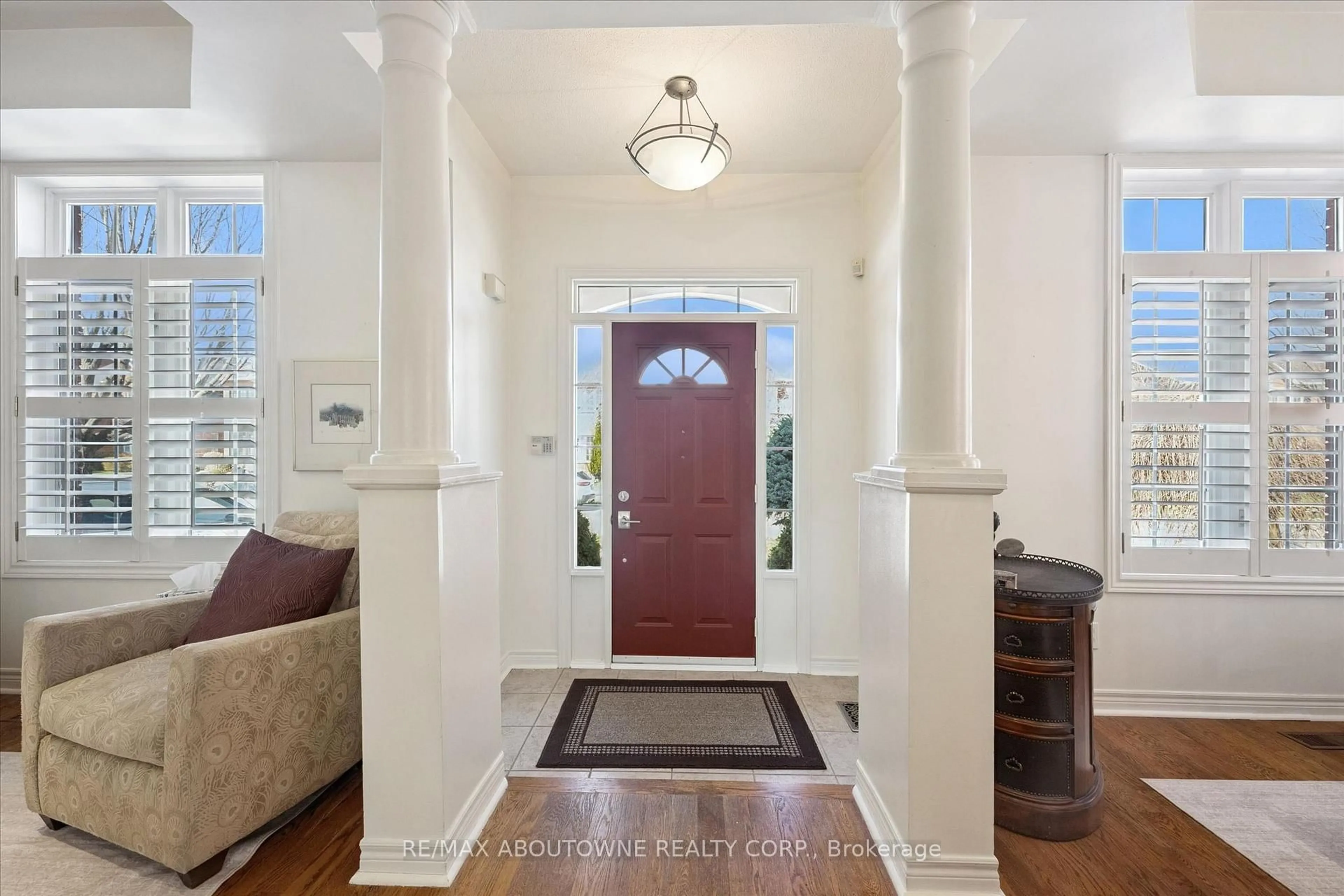 Indoor entryway for 2484 Capilano Cres, Oakville Ontario L6H 6L4