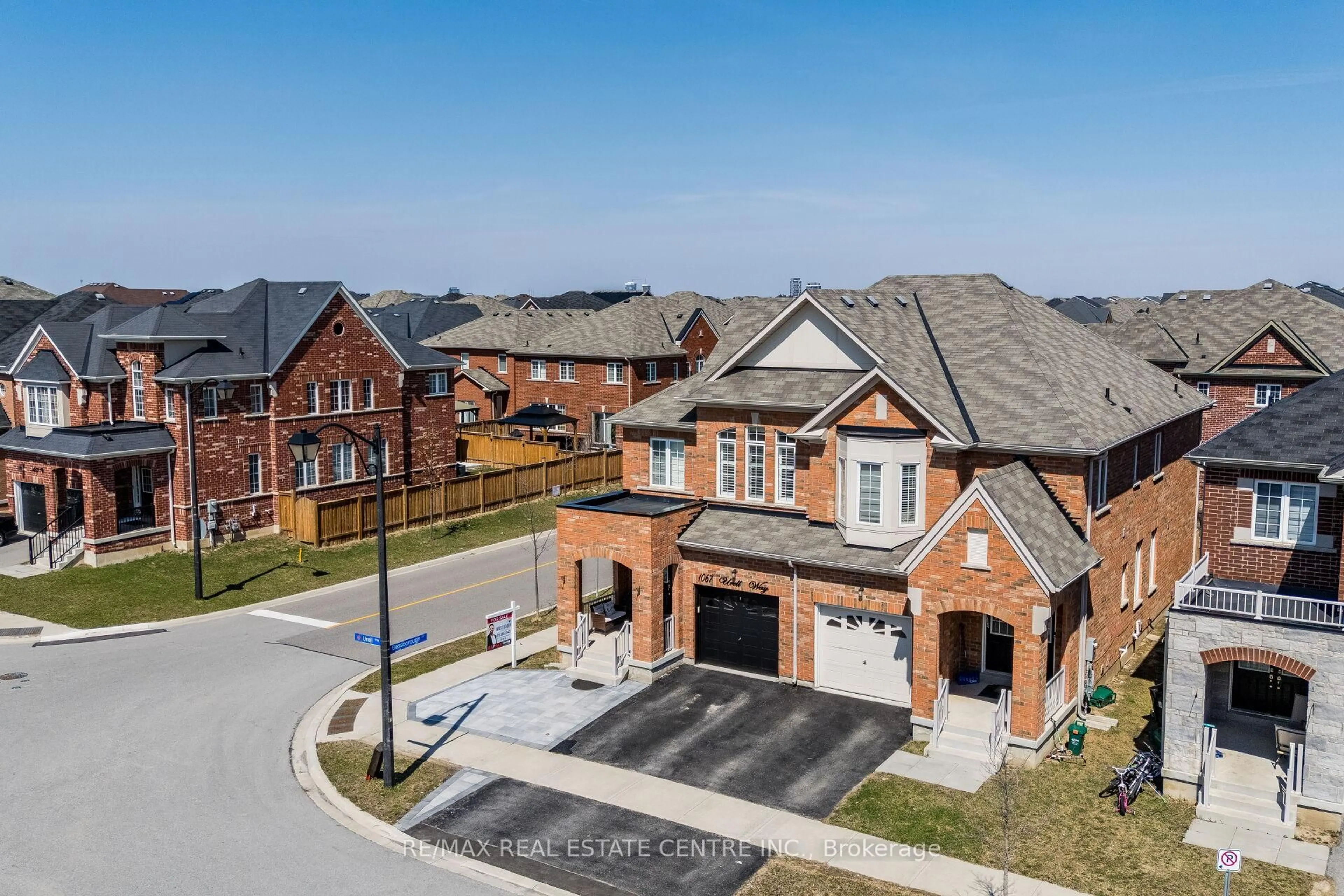 A pic from outside/outdoor area/front of a property/back of a property/a pic from drone, street for 1067 Urell Way, Milton Ontario L9T 8V5