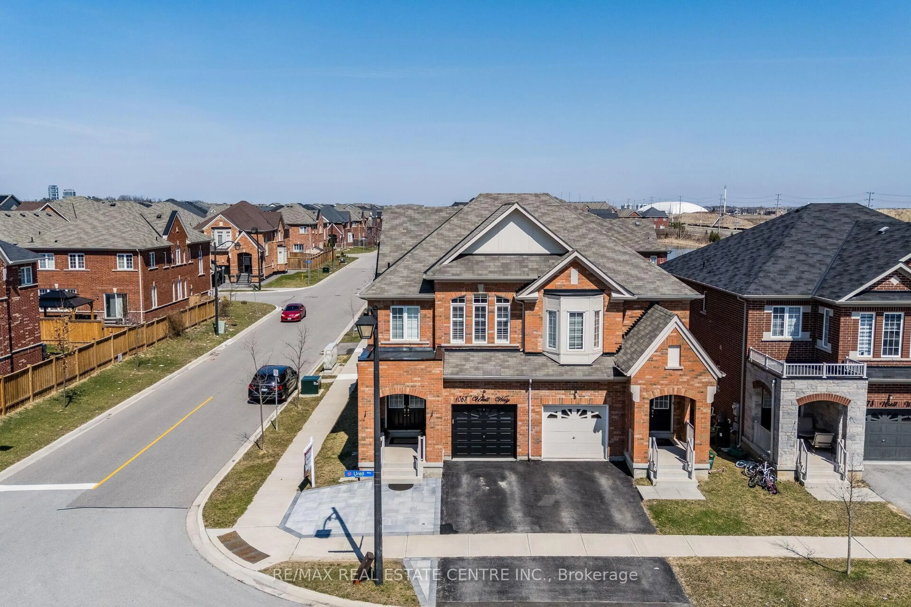 A pic from outside/outdoor area/front of a property/back of a property/a pic from drone, street for 1067 Urell Way, Milton Ontario L9T 8V5