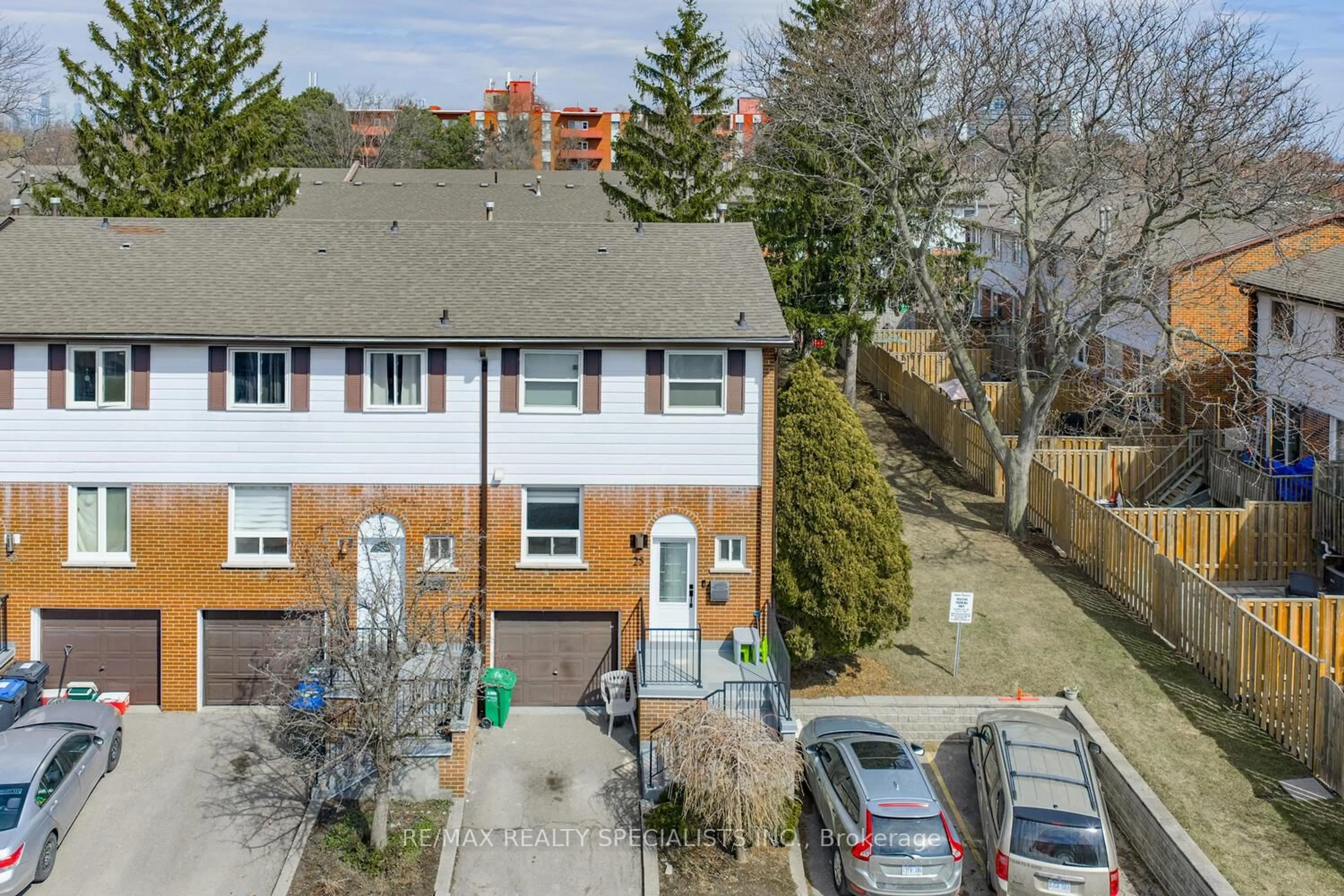 A pic from outside/outdoor area/front of a property/back of a property/a pic from drone, street for 2445 Homelands Dr #25, Mississauga Ontario L5K 2C6