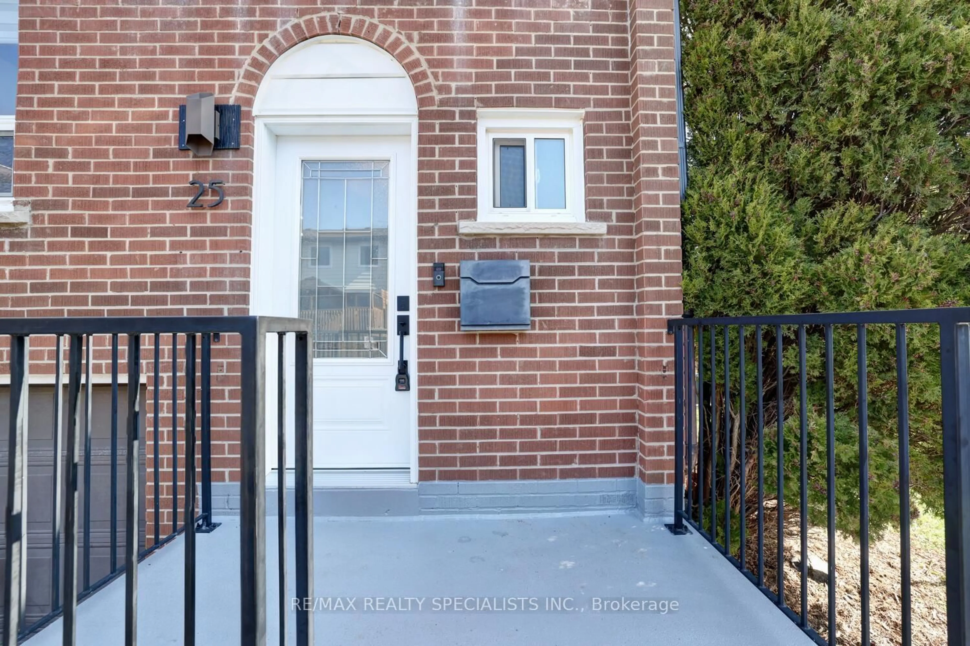 Home with brick exterior material, street for 2445 Homelands Dr #25, Mississauga Ontario L5K 2C6