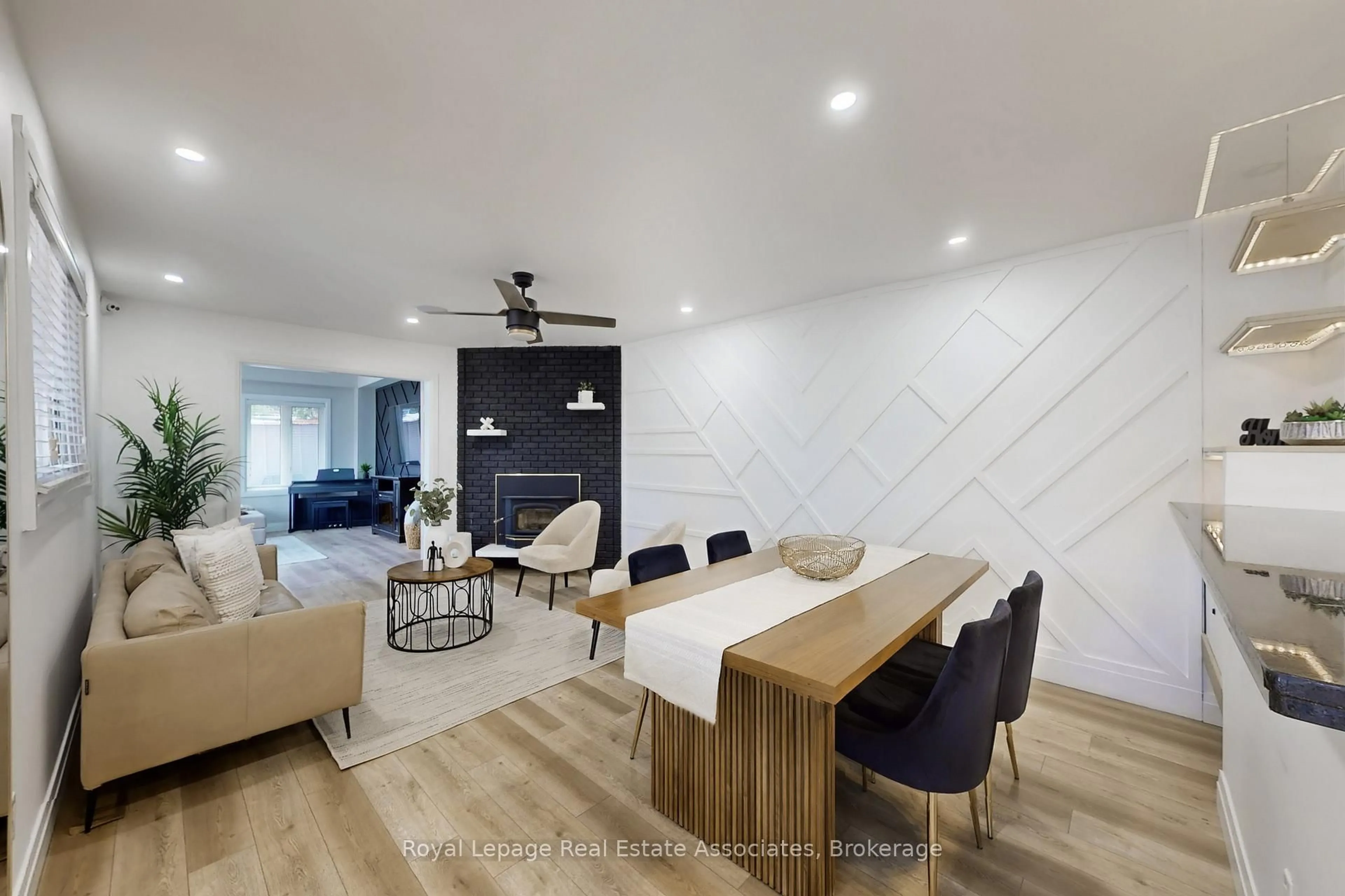 Living room with furniture, unknown for 6006 Sundance Pl, Mississauga Ontario L5N 2B4