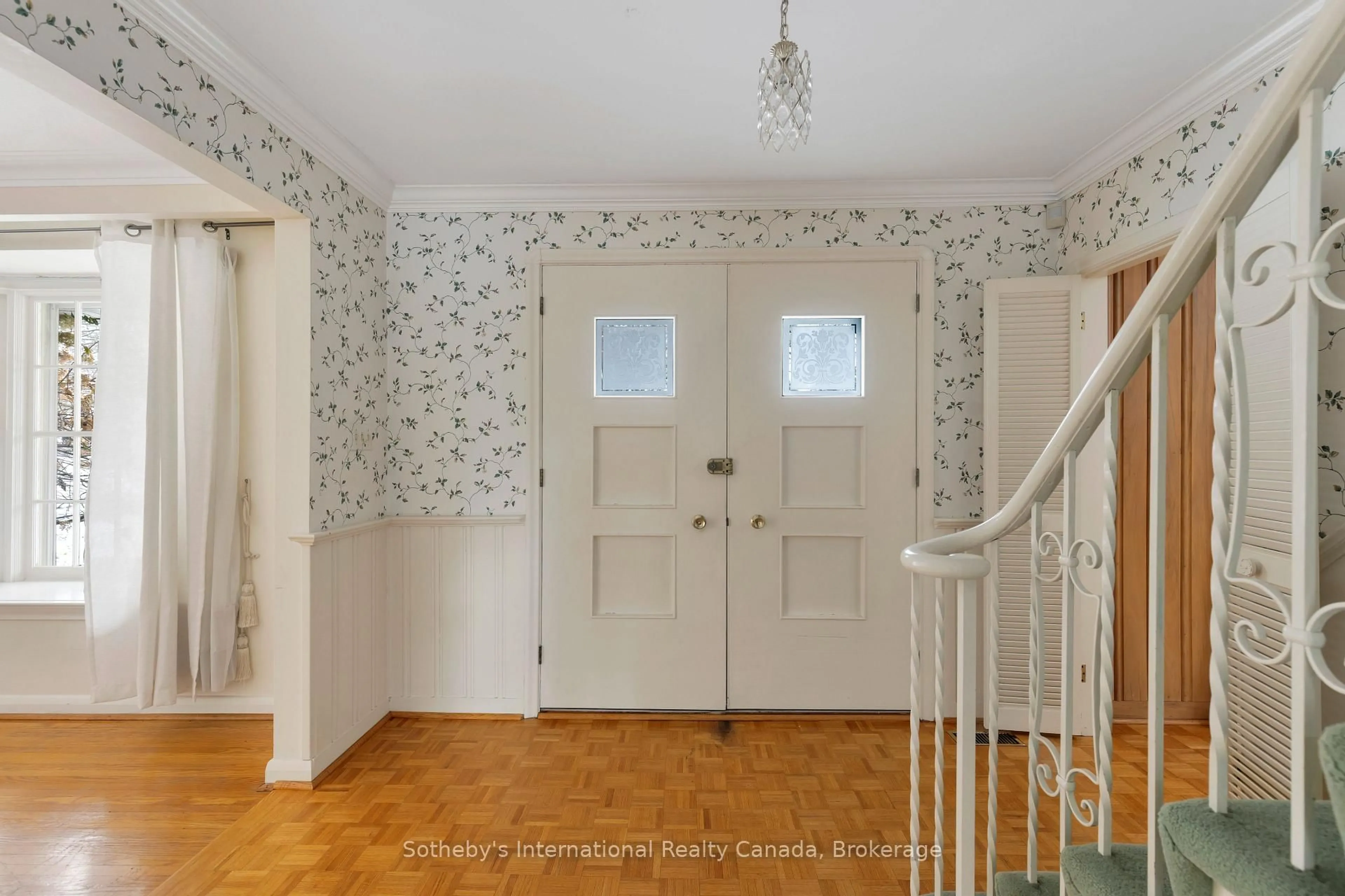 Indoor entryway for 174 Claxton Dr, Oakville Ontario L6J 4N9