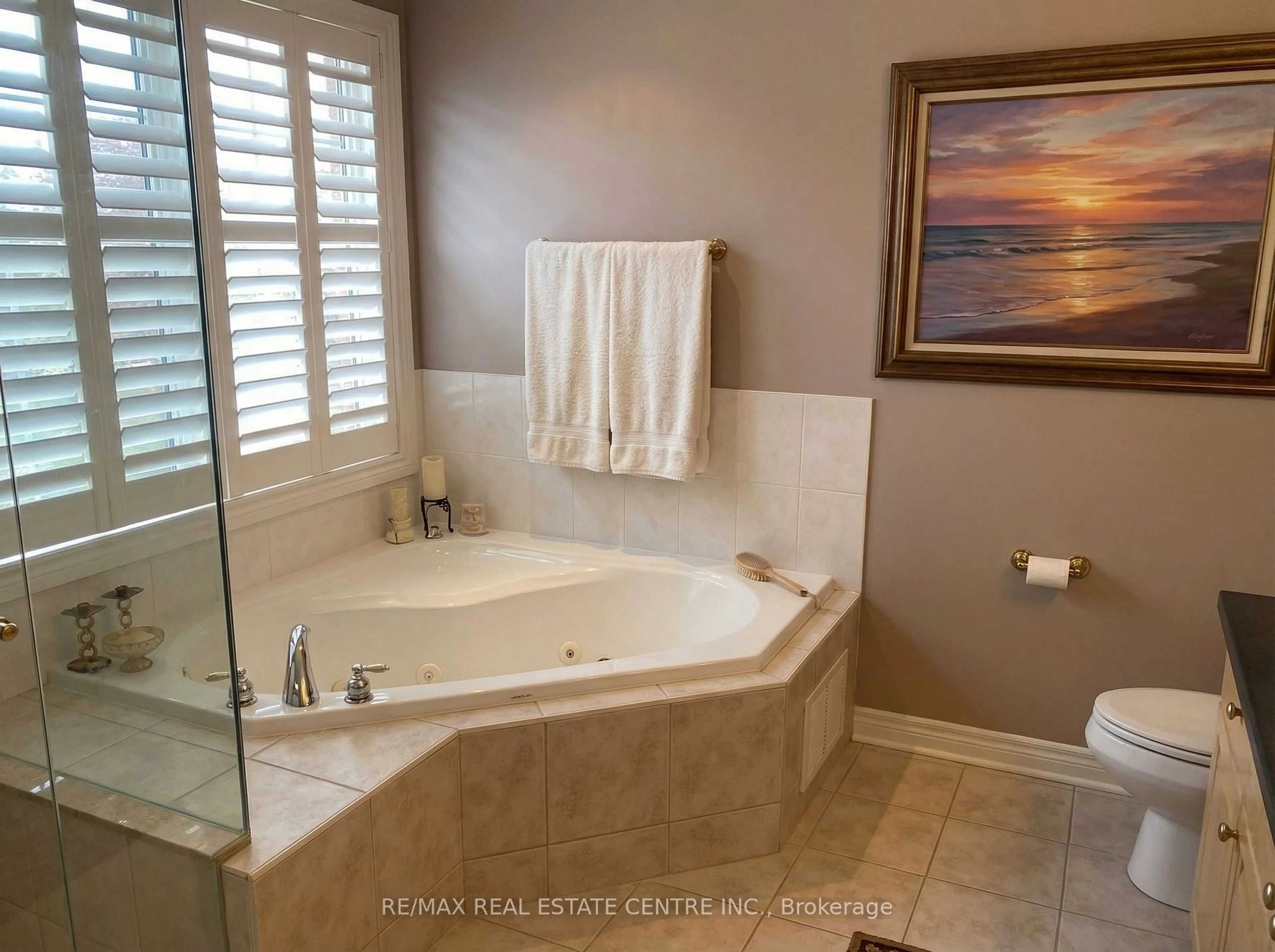 Contemporary bathroom, ceramic/tile floor for 3837 Deepwood Hts, Mississauga Ontario L5M 6M4