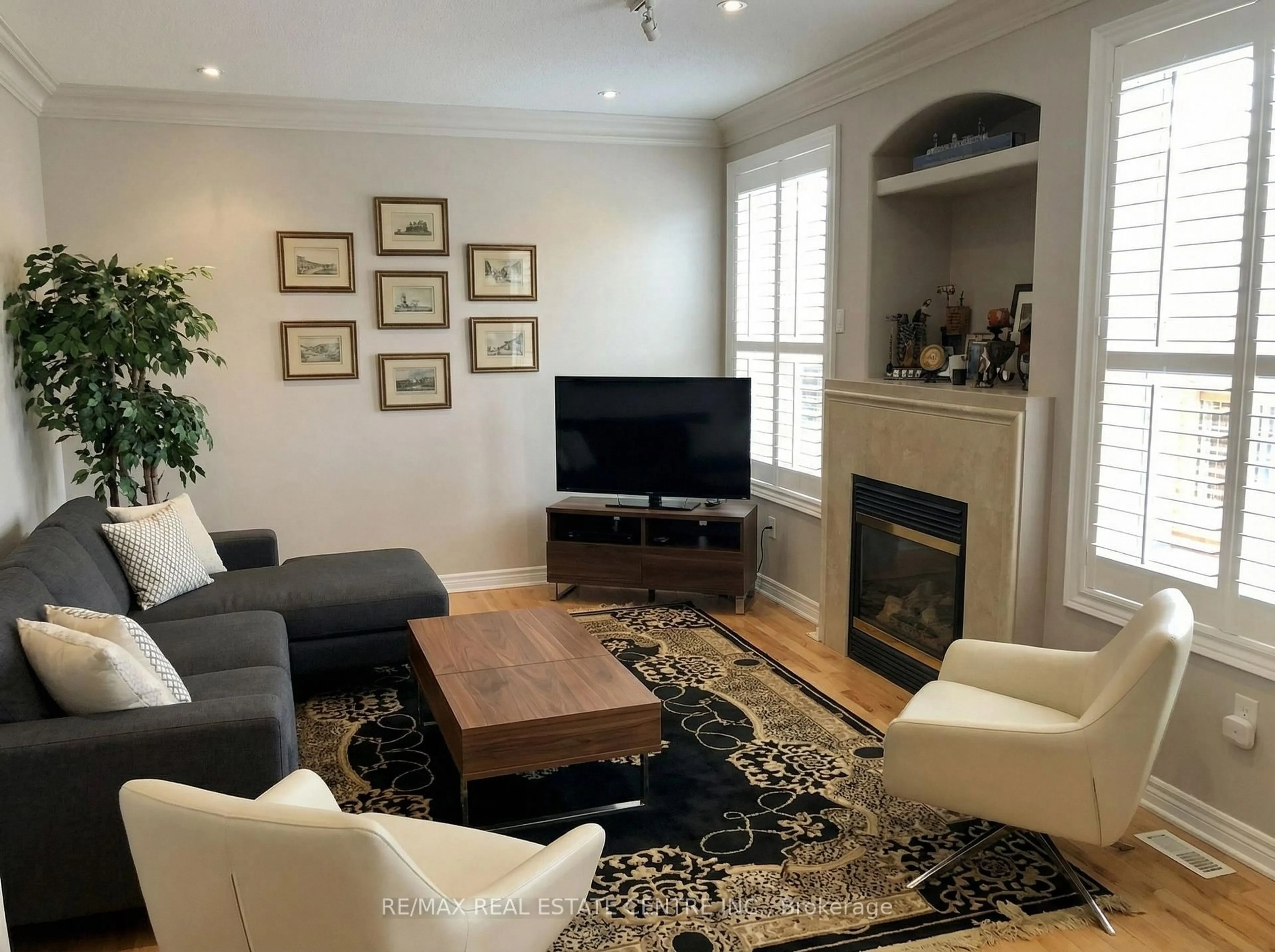 Living room with furniture, wood/laminate floor for 3837 Deepwood Hts, Mississauga Ontario L5M 6M4