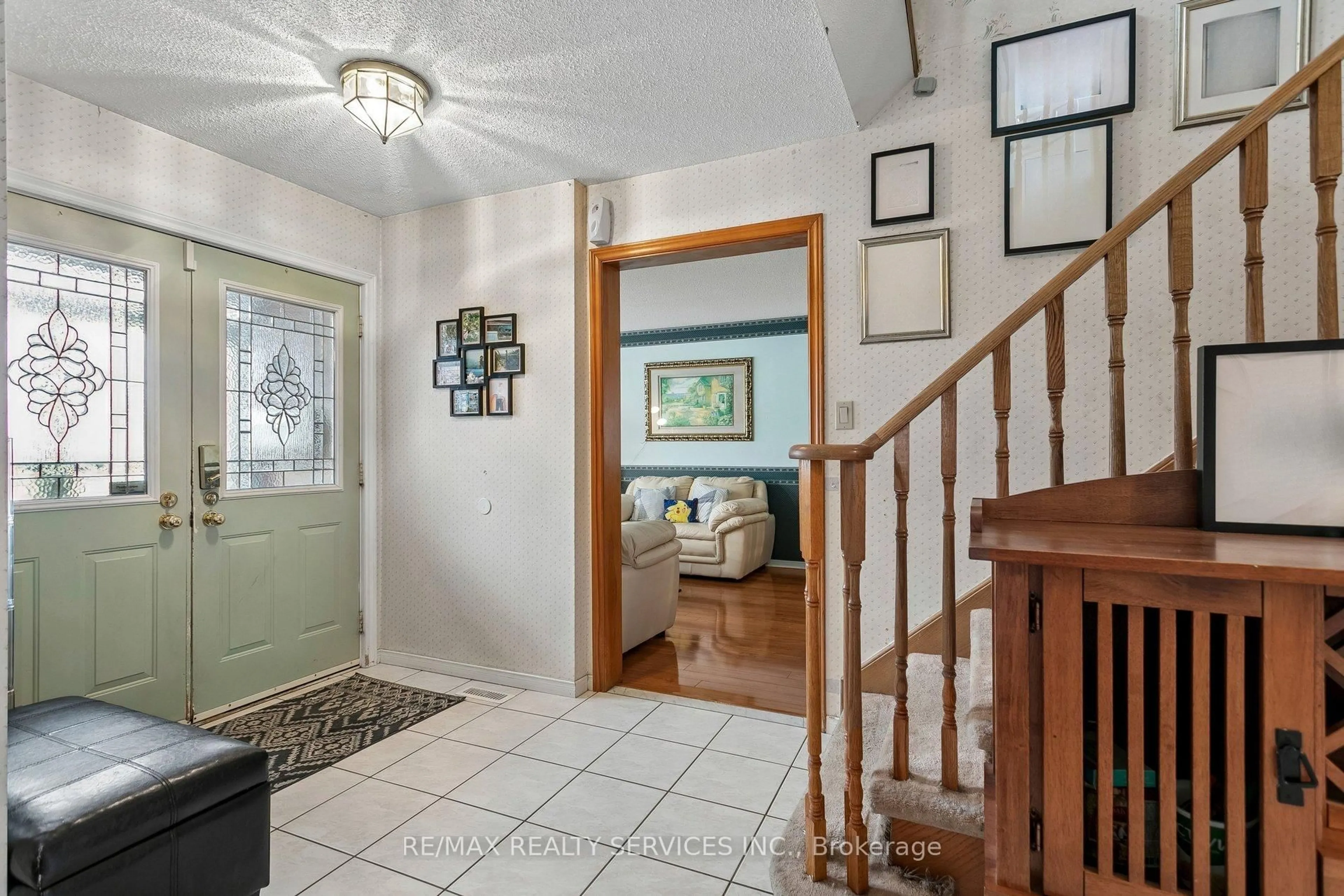 Indoor entryway for 16 Major William Sharpe Dr, Brampton Ontario L6X 3K3