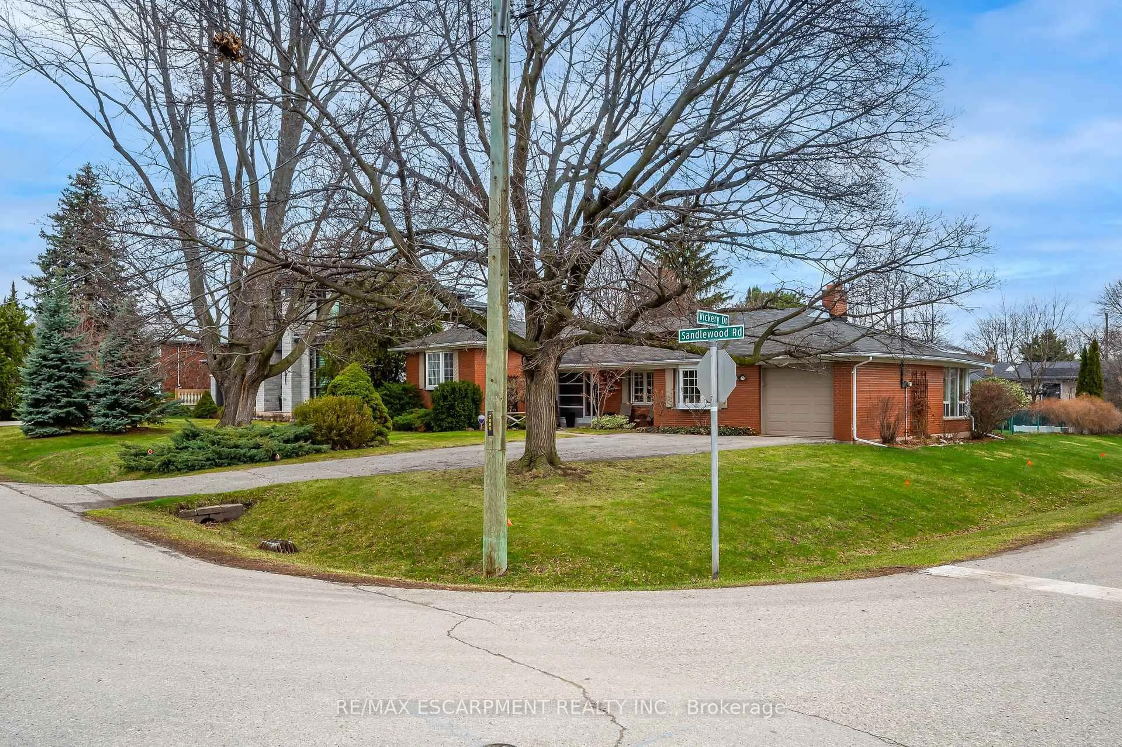 A pic from outside/outdoor area/front of a property/back of a property/a pic from drone, street for 345 Sandlewood Rd, Oakville Ontario L6L 3S1