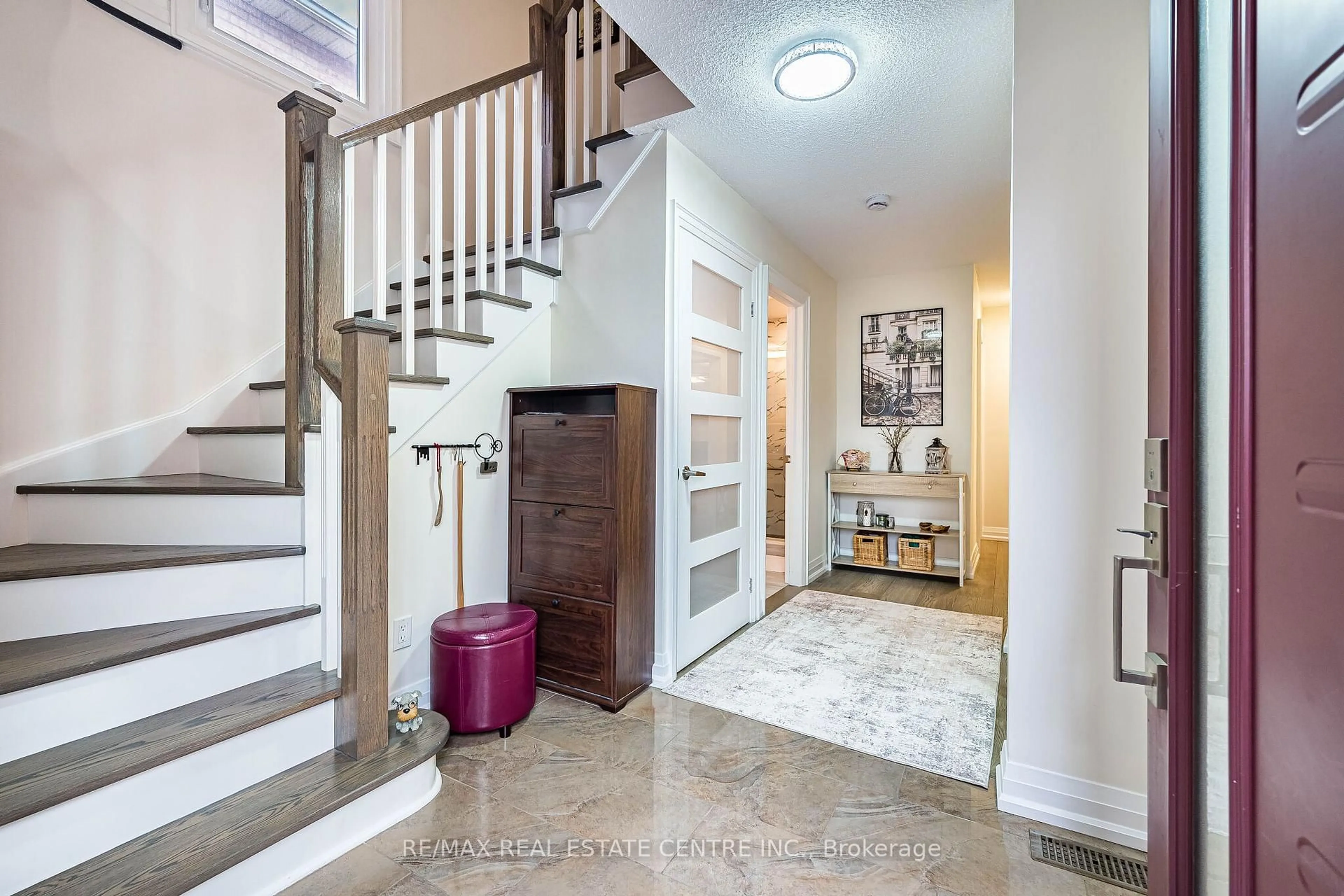 Indoor entryway for 6340 Longspur Rd, Mississauga Ontario L5N 6G8