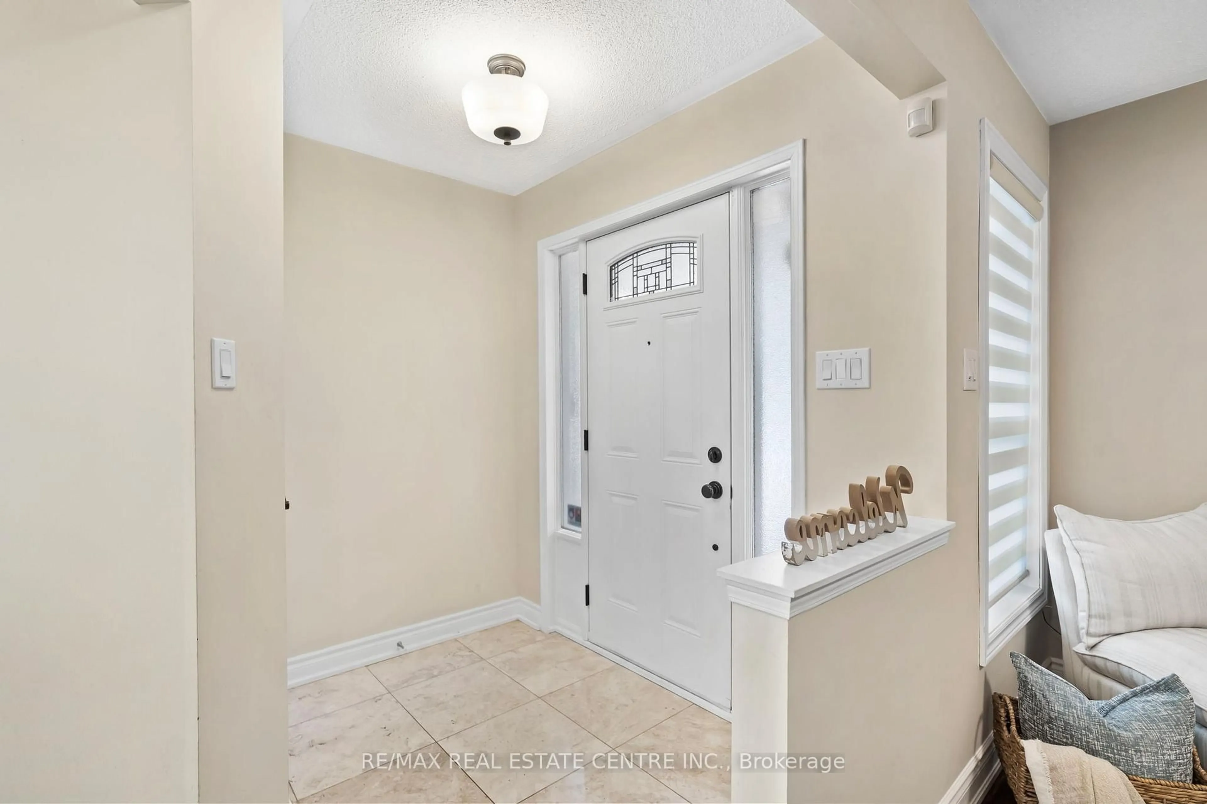 Indoor entryway for 2879 Westbury Crt, Mississauga Ontario L5M 6B3