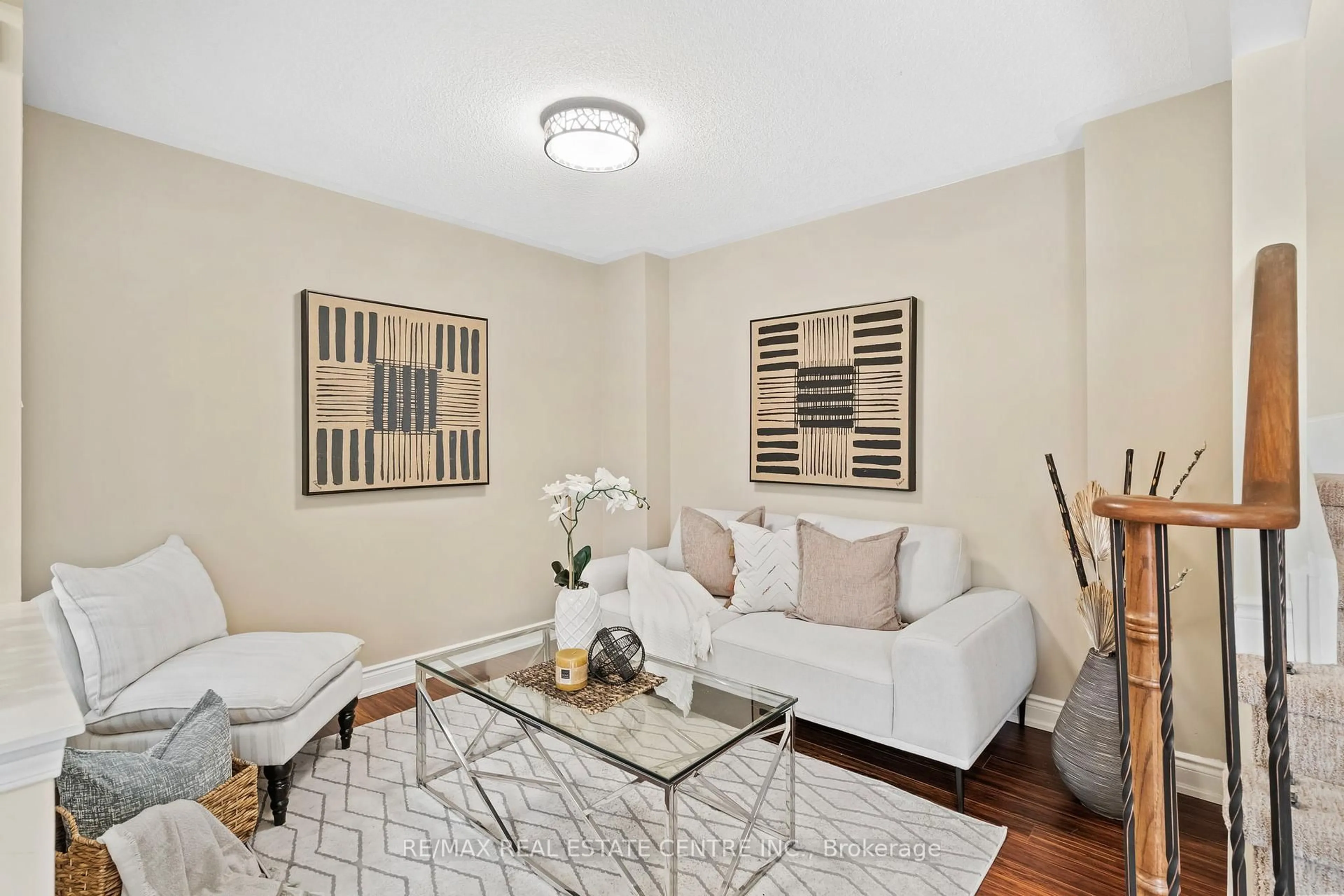 Living room with furniture, unknown for 2879 Westbury Crt, Mississauga Ontario L5M 6B3