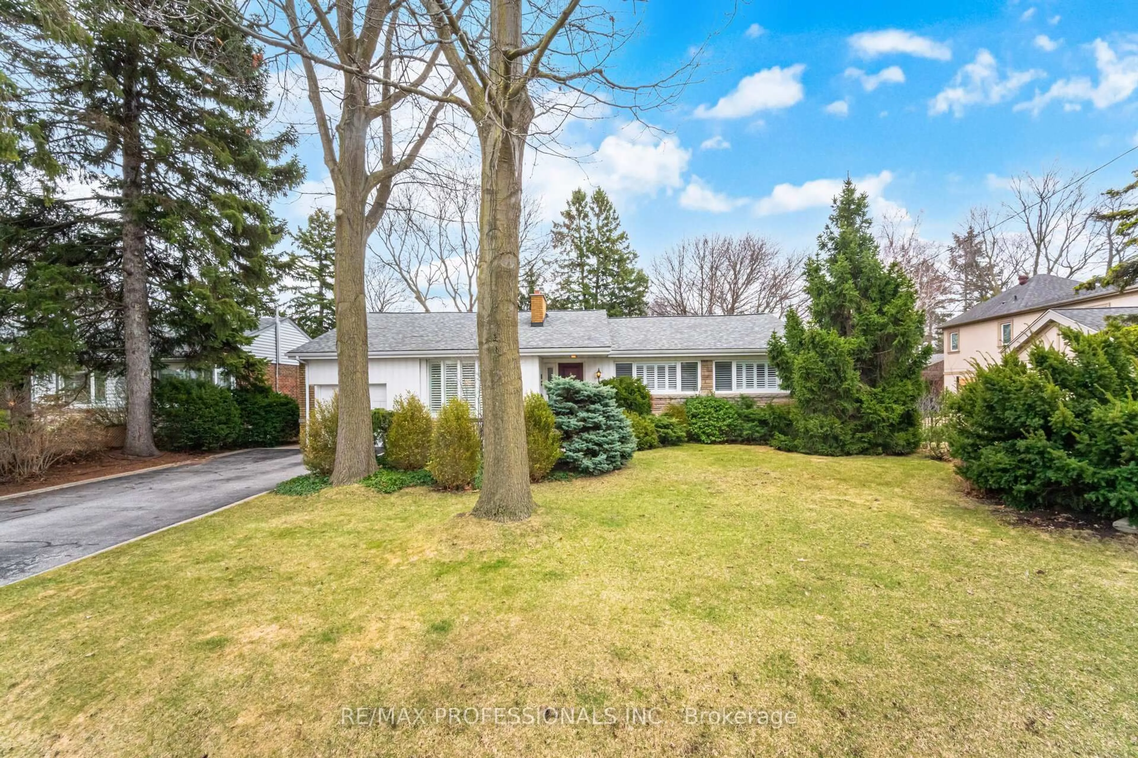 A pic from outside/outdoor area/front of a property/back of a property/a pic from drone, street for 1448 Glenwatson Dr, Mississauga Ontario L5E 2V9