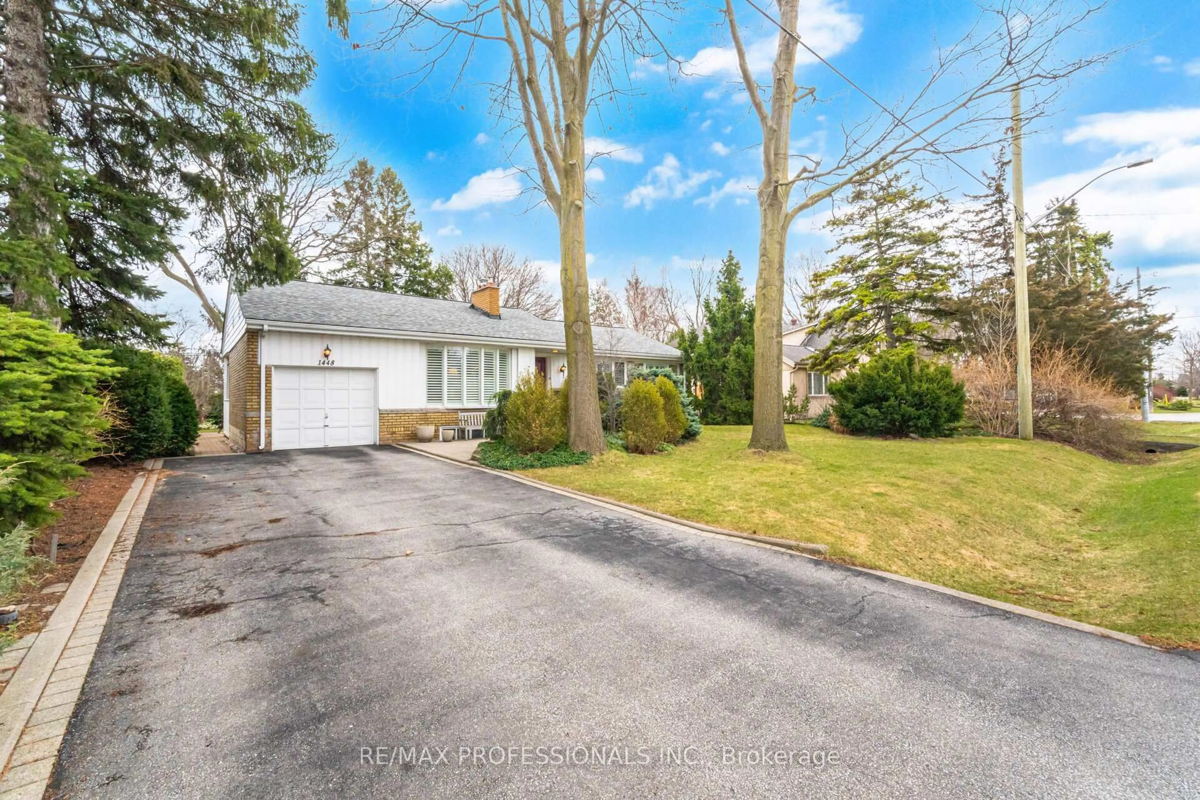 A pic from outside/outdoor area/front of a property/back of a property/a pic from drone, street for 1448 Glenwatson Dr, Mississauga Ontario L5E 2V9