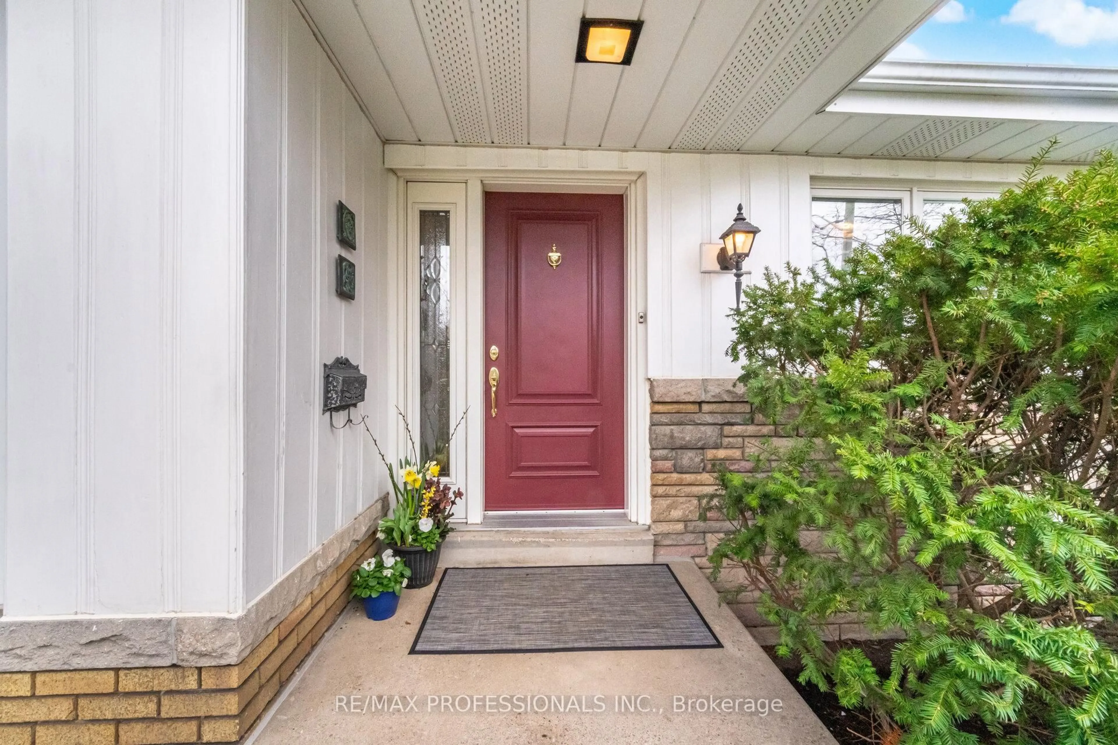 Indoor entryway for 1448 Glenwatson Dr, Mississauga Ontario L5E 2V9