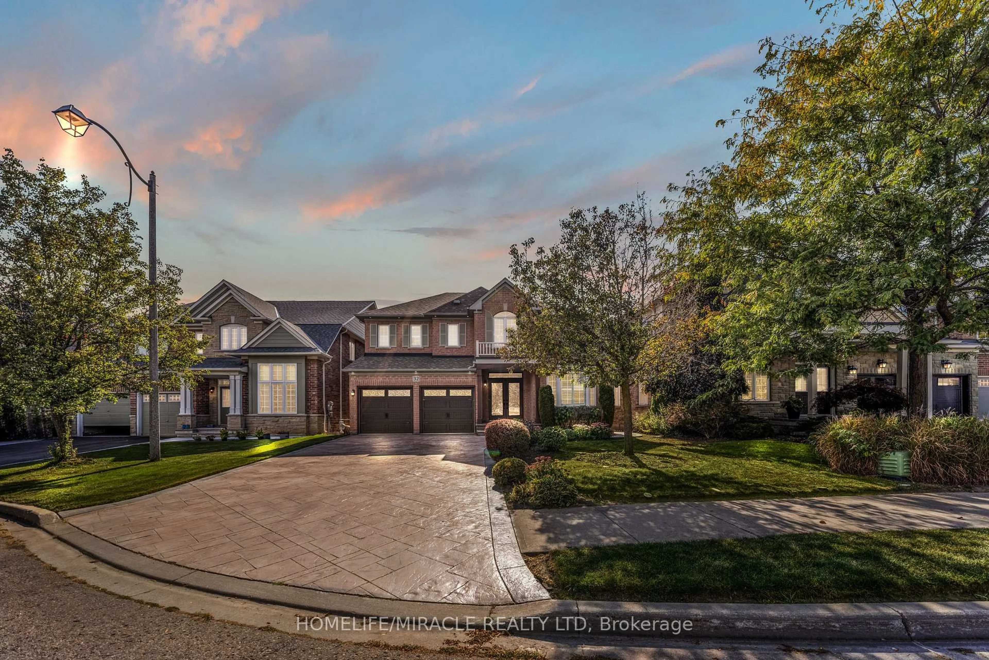 A pic from outside/outdoor area/front of a property/back of a property/a pic from drone, street for 32 Xavier Crt, Brampton Ontario L6Y 5S1