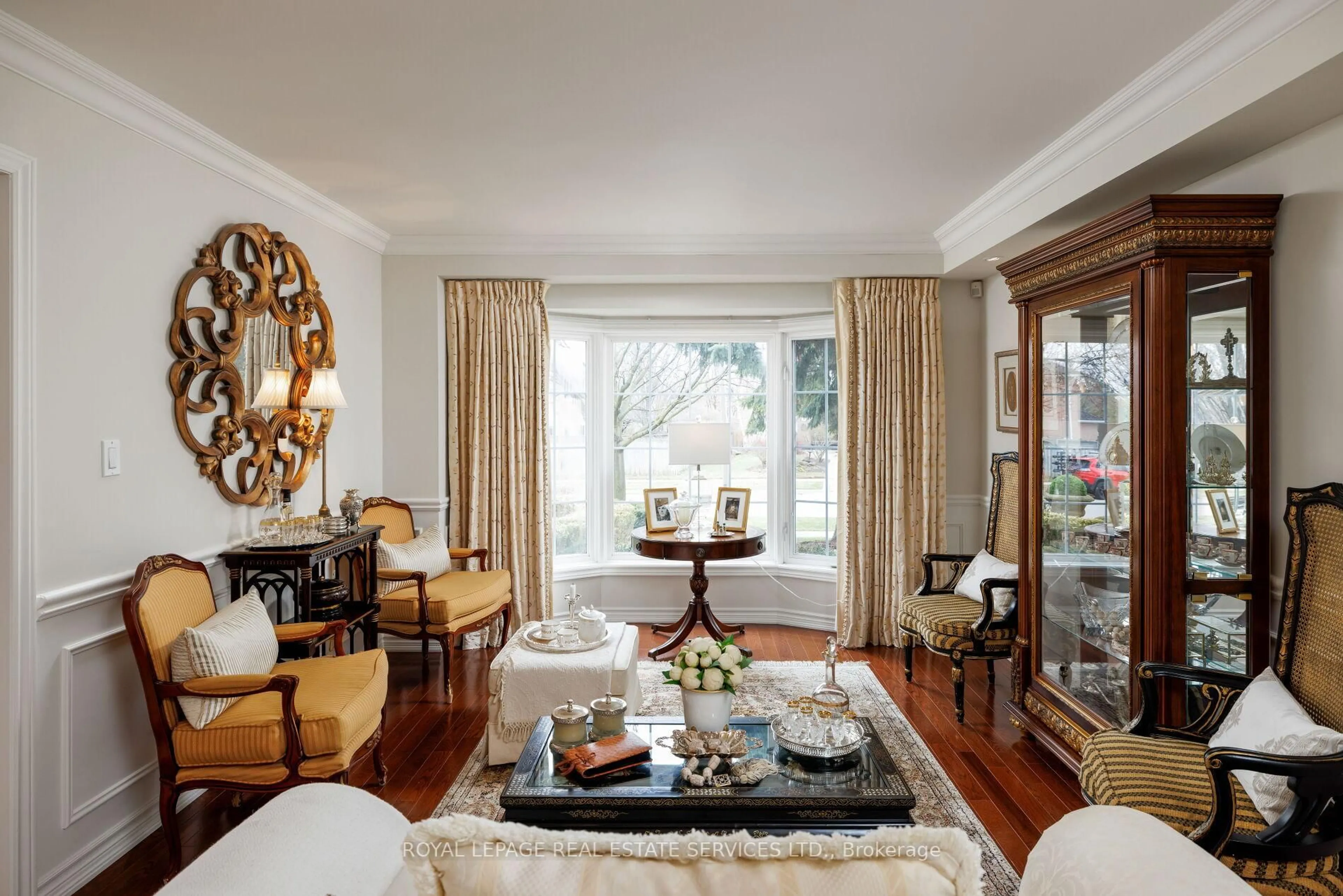 Living room with furniture, wood/laminate floor for 2030 Banbury Cres, Oakville Ontario L6H 5P9