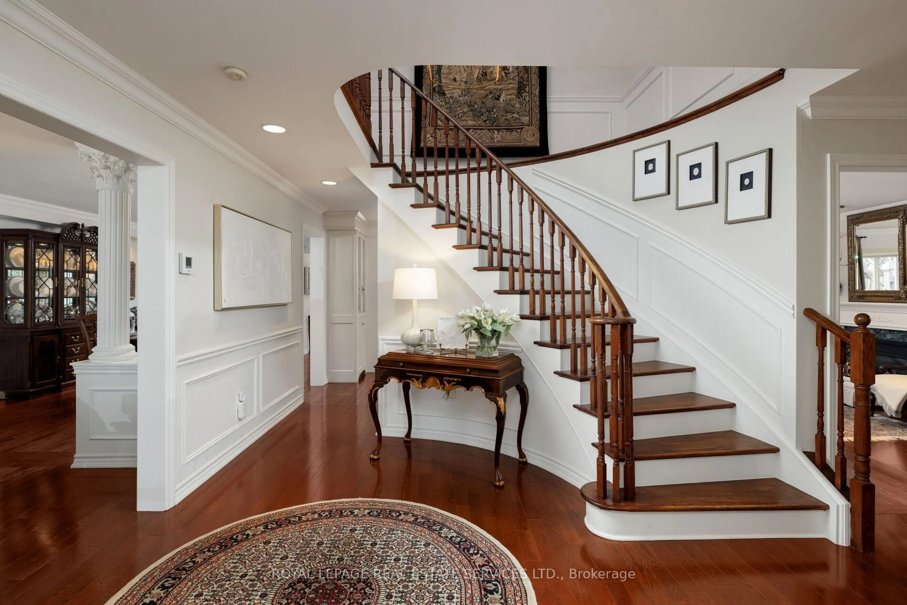 Indoor entryway for 2030 Banbury Cres, Oakville Ontario L6H 5P9