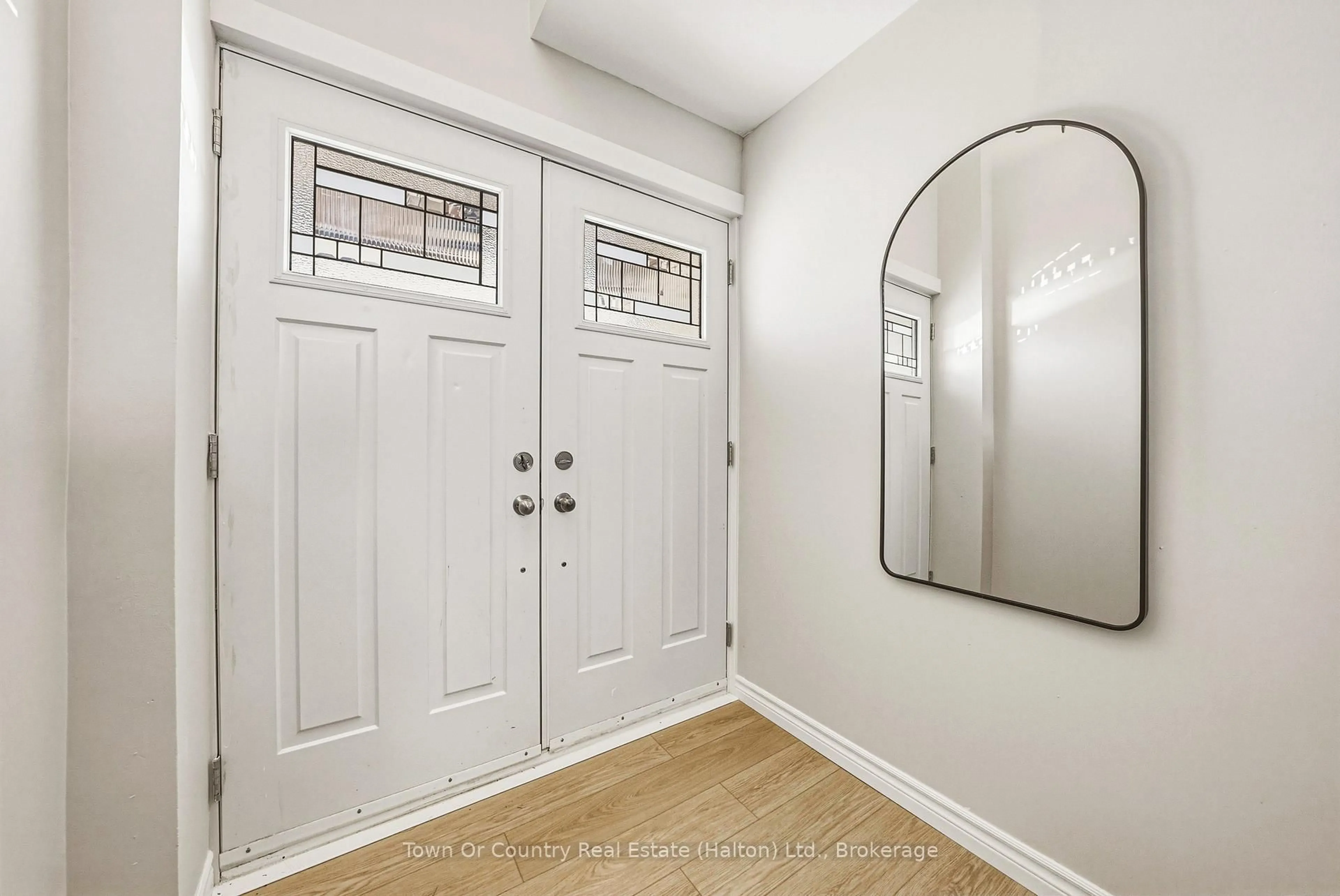 Indoor entryway for 64 Bronte St #2, Milton Ontario L9T 1Y8