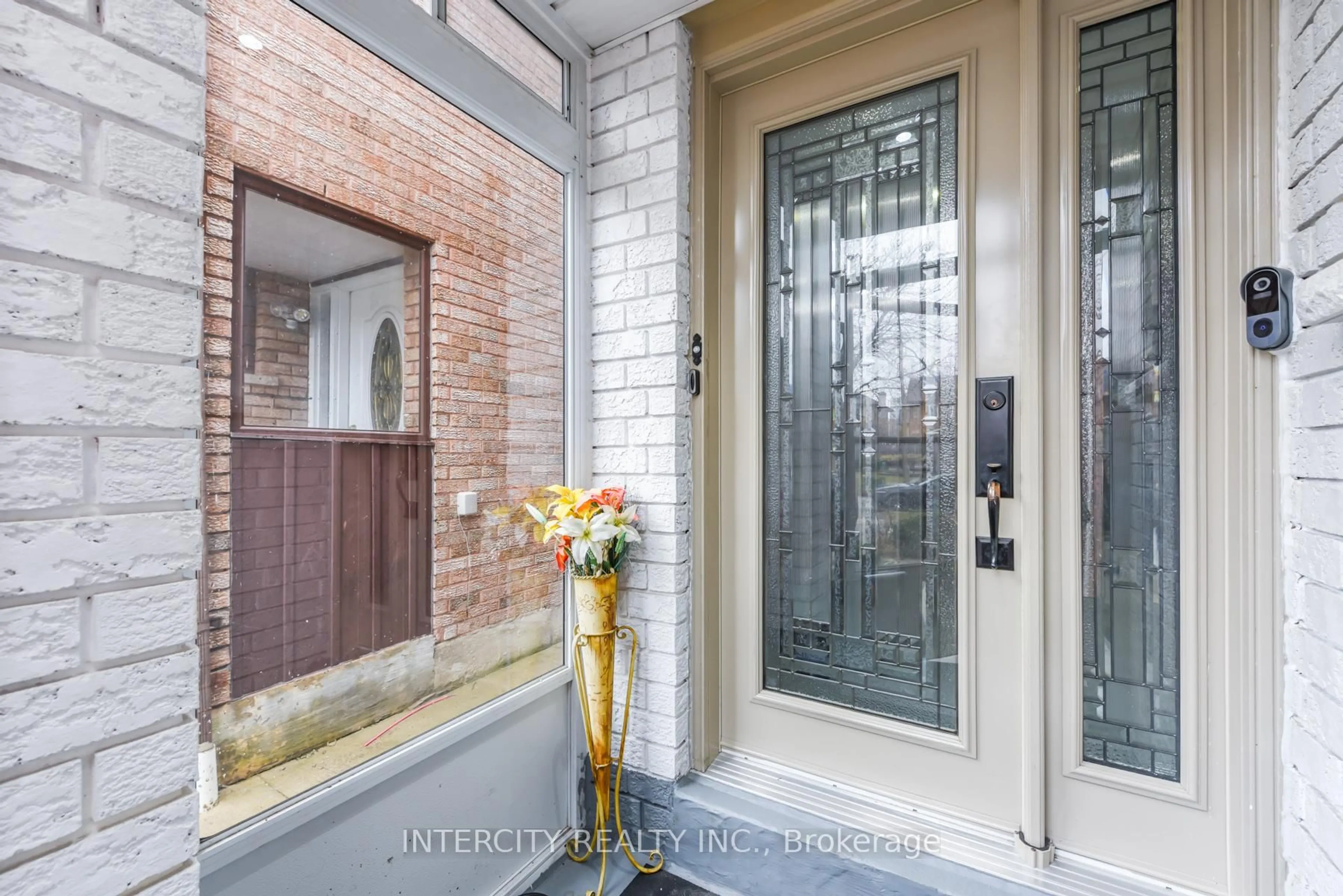 Indoor entryway for 7140 Dalewood Dr, Mississauga Ontario L4T 4E9