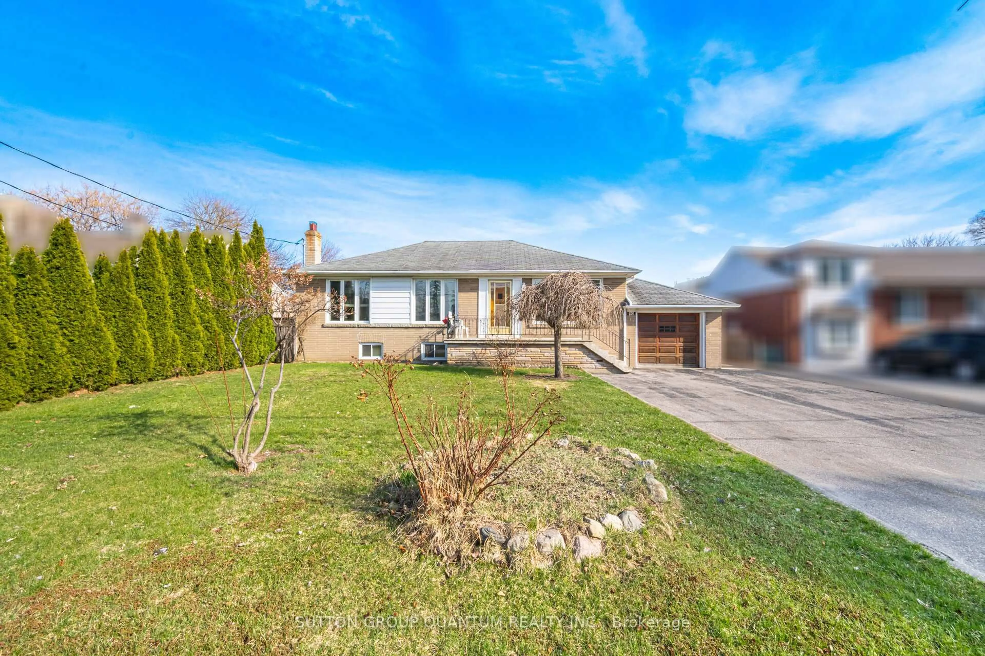 A pic from outside/outdoor area/front of a property/back of a property/a pic from drone, street for 86 Dunbar Rd, Mississauga Ontario L5B 1G4