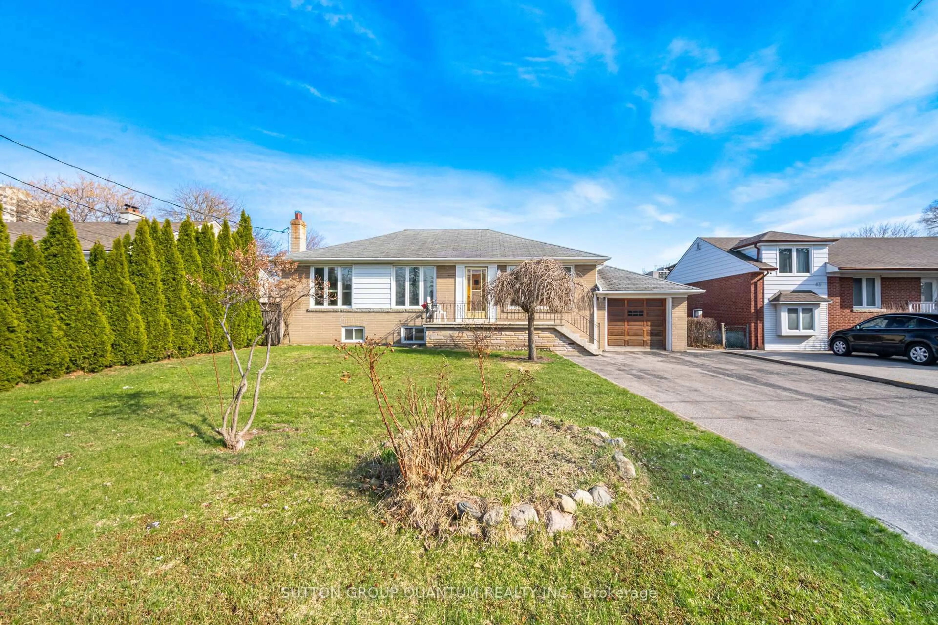 A pic from outside/outdoor area/front of a property/back of a property/a pic from drone, street for 86 Dunbar Rd, Mississauga Ontario L5B 1G4