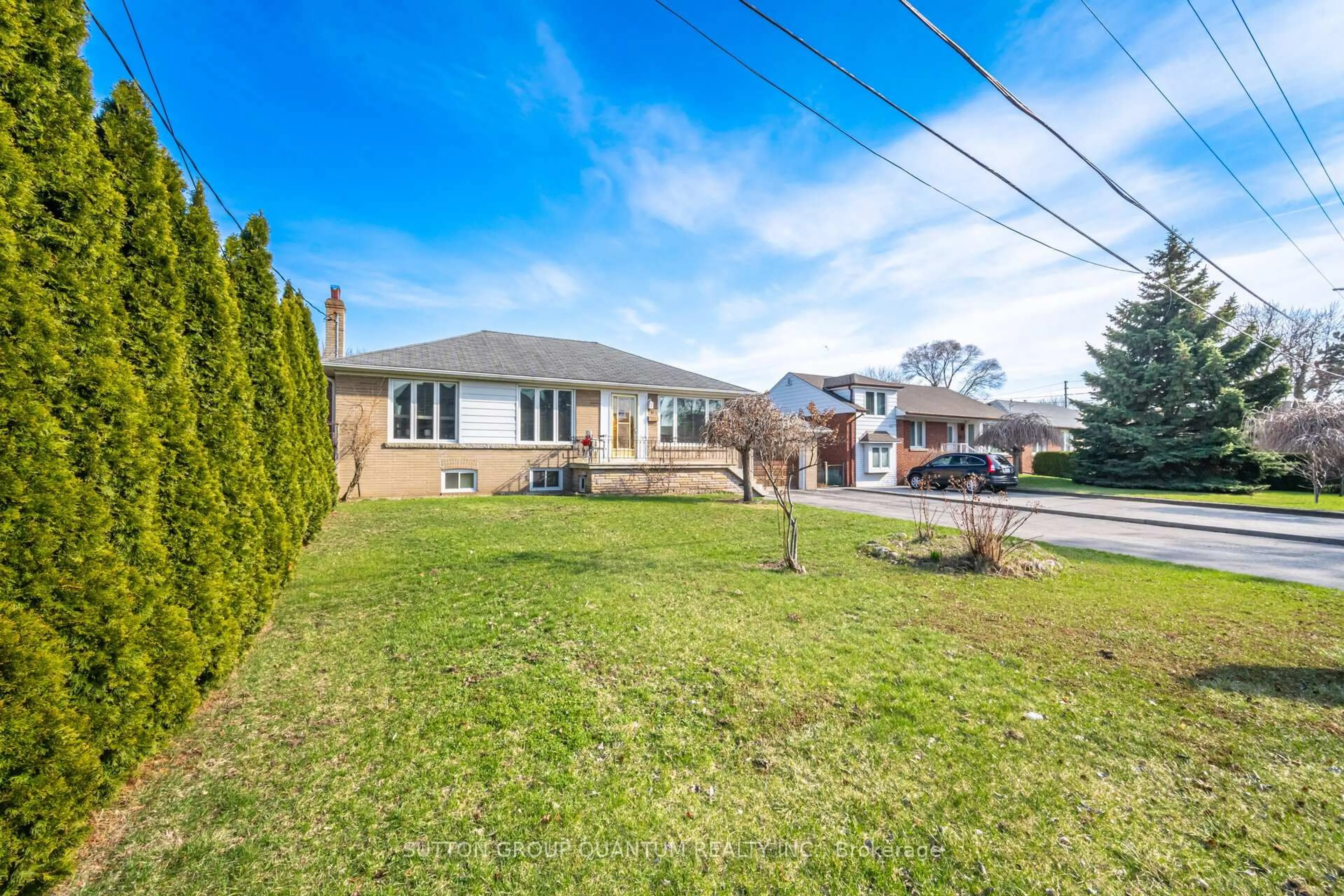 A pic from outside/outdoor area/front of a property/back of a property/a pic from drone, street for 86 Dunbar Rd, Mississauga Ontario L5B 1G4