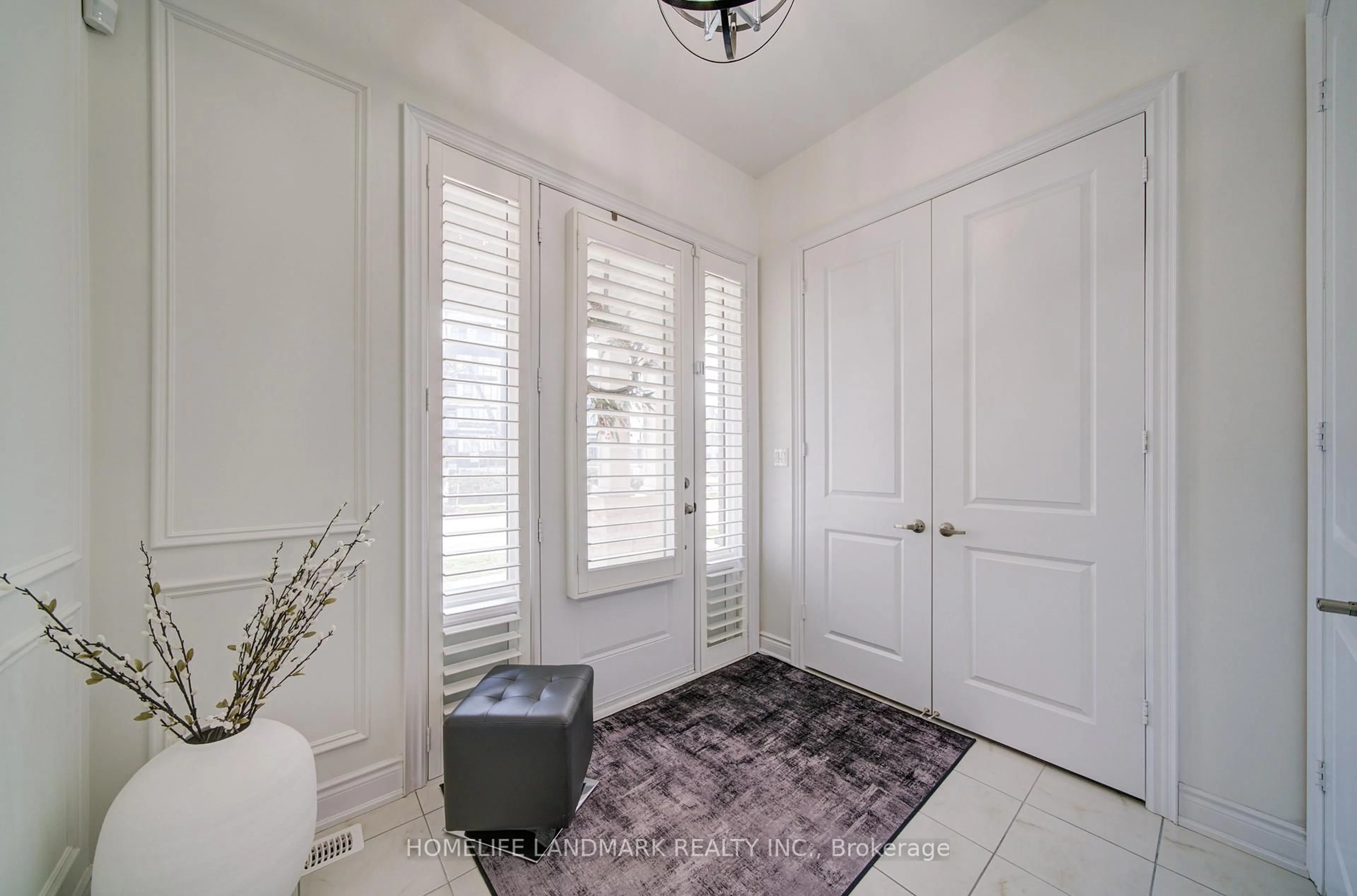 Indoor entryway for 1369 Yellow Rose Circ, Oakville Ontario L6M 5L3