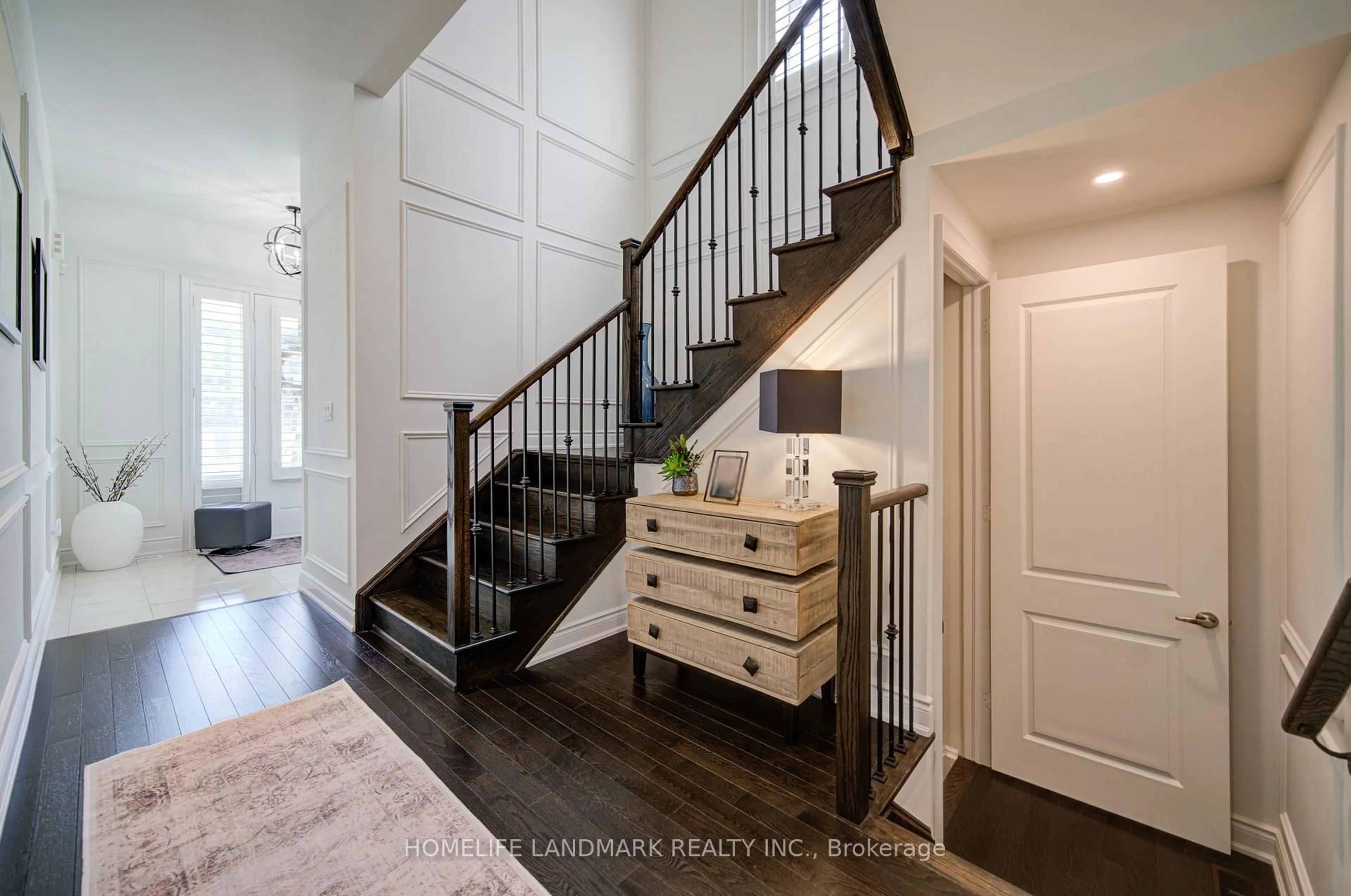 Indoor entryway for 1369 Yellow Rose Circ, Oakville Ontario L6M 5L3