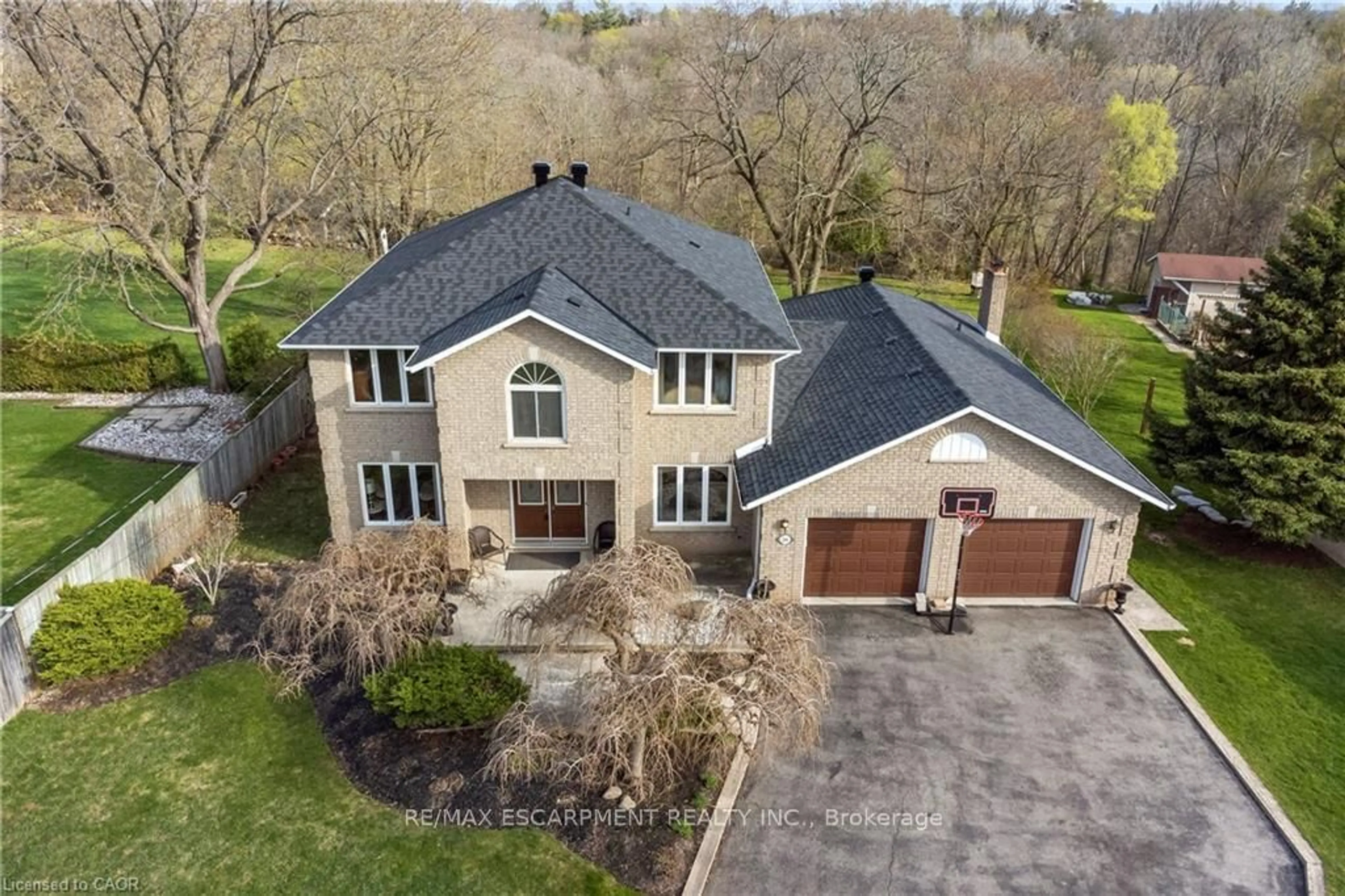 A pic from outside/outdoor area/front of a property/back of a property/a pic from drone, street for 266 Sumach Dr, Burlington Ontario L7T 0B5