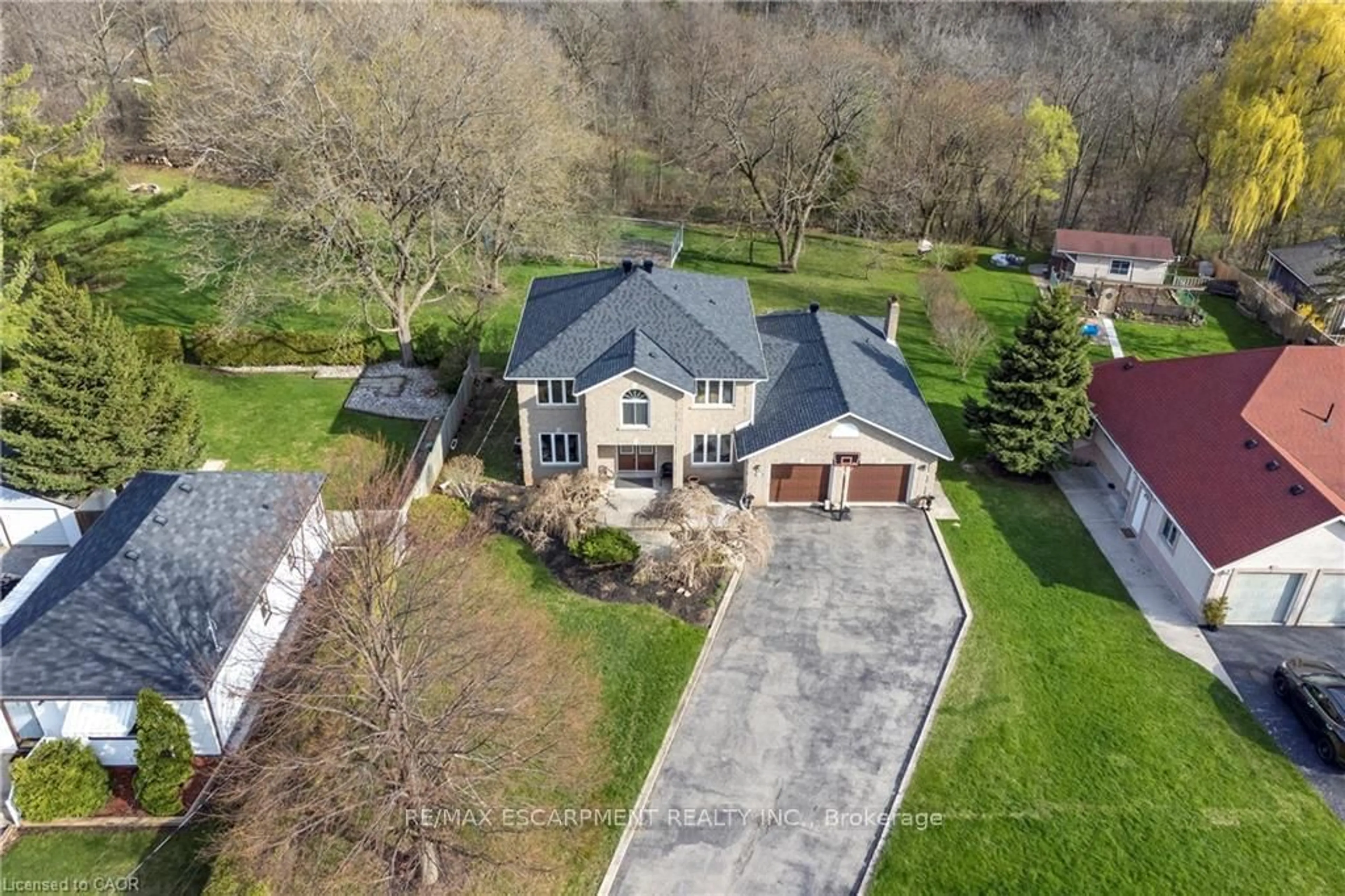 A pic from outside/outdoor area/front of a property/back of a property/a pic from drone, street for 266 Sumach Dr, Burlington Ontario L7T 0B5