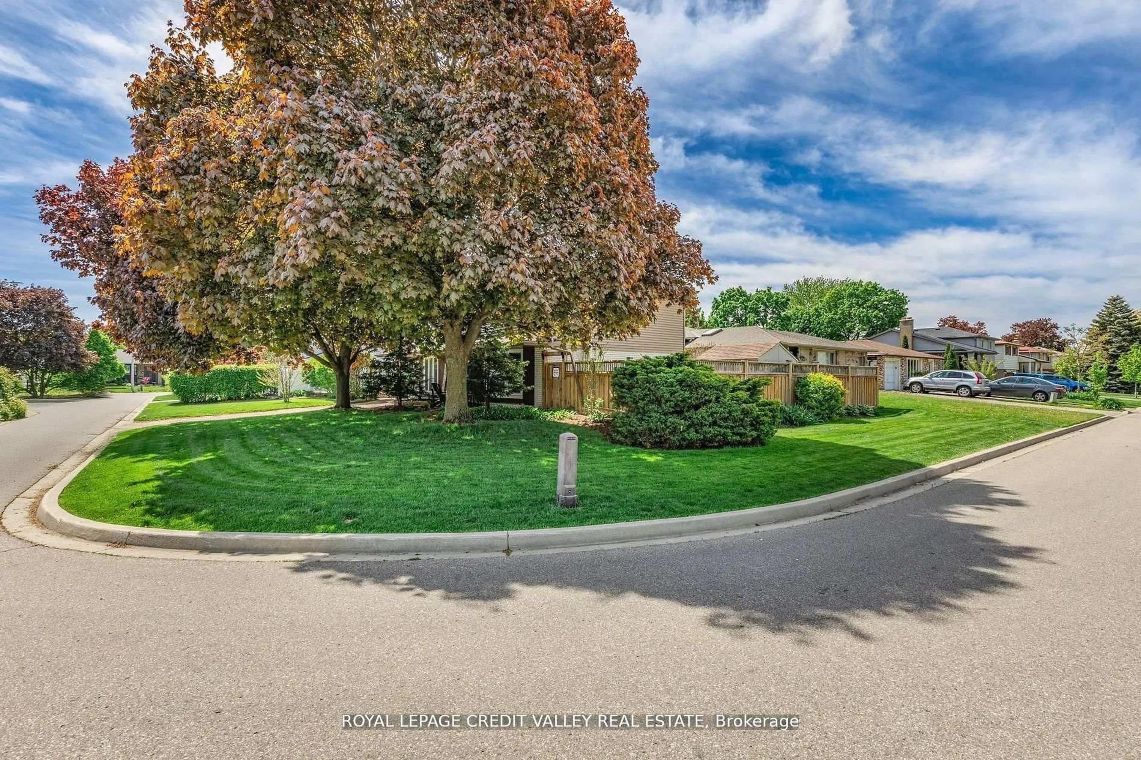 A pic from outside/outdoor area/front of a property/back of a property/a pic from drone, street for 36 Lockton Cres, Brampton Ontario L6W 1C3