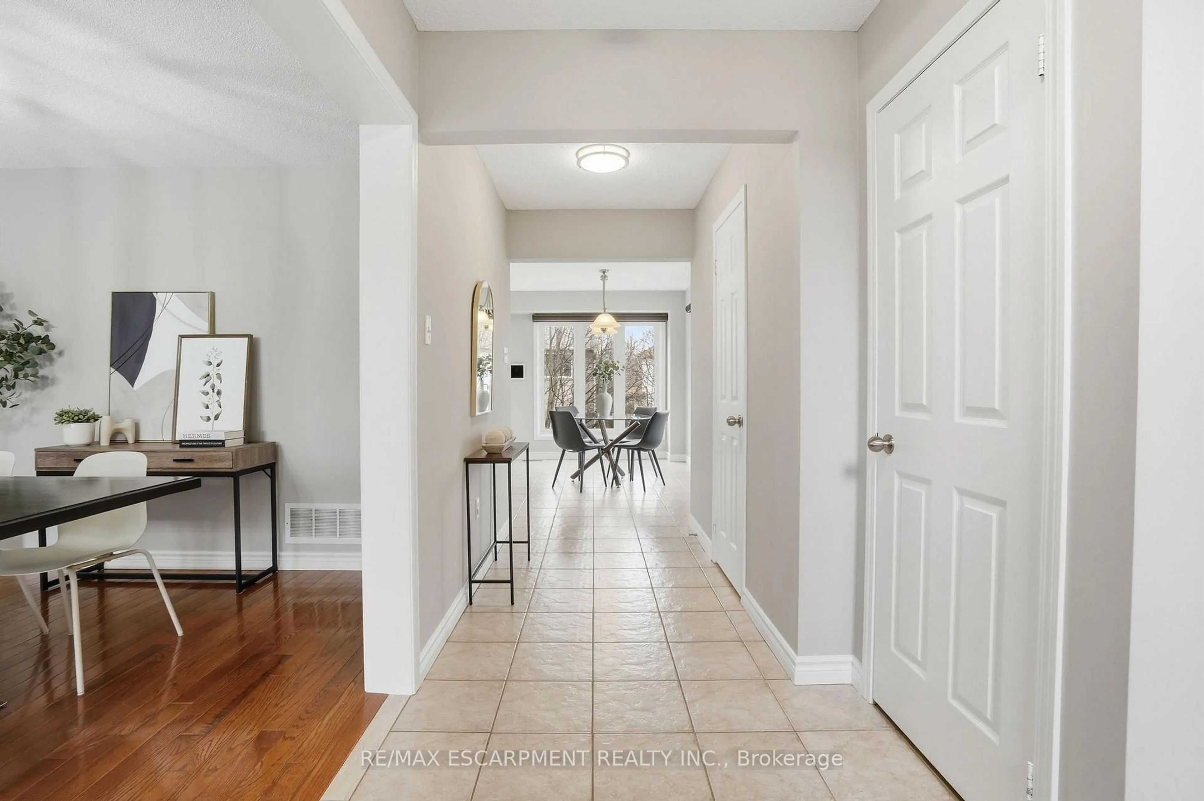 Indoor entryway for 5137 Dryden Ave, Burlington Ontario L7L 6L3