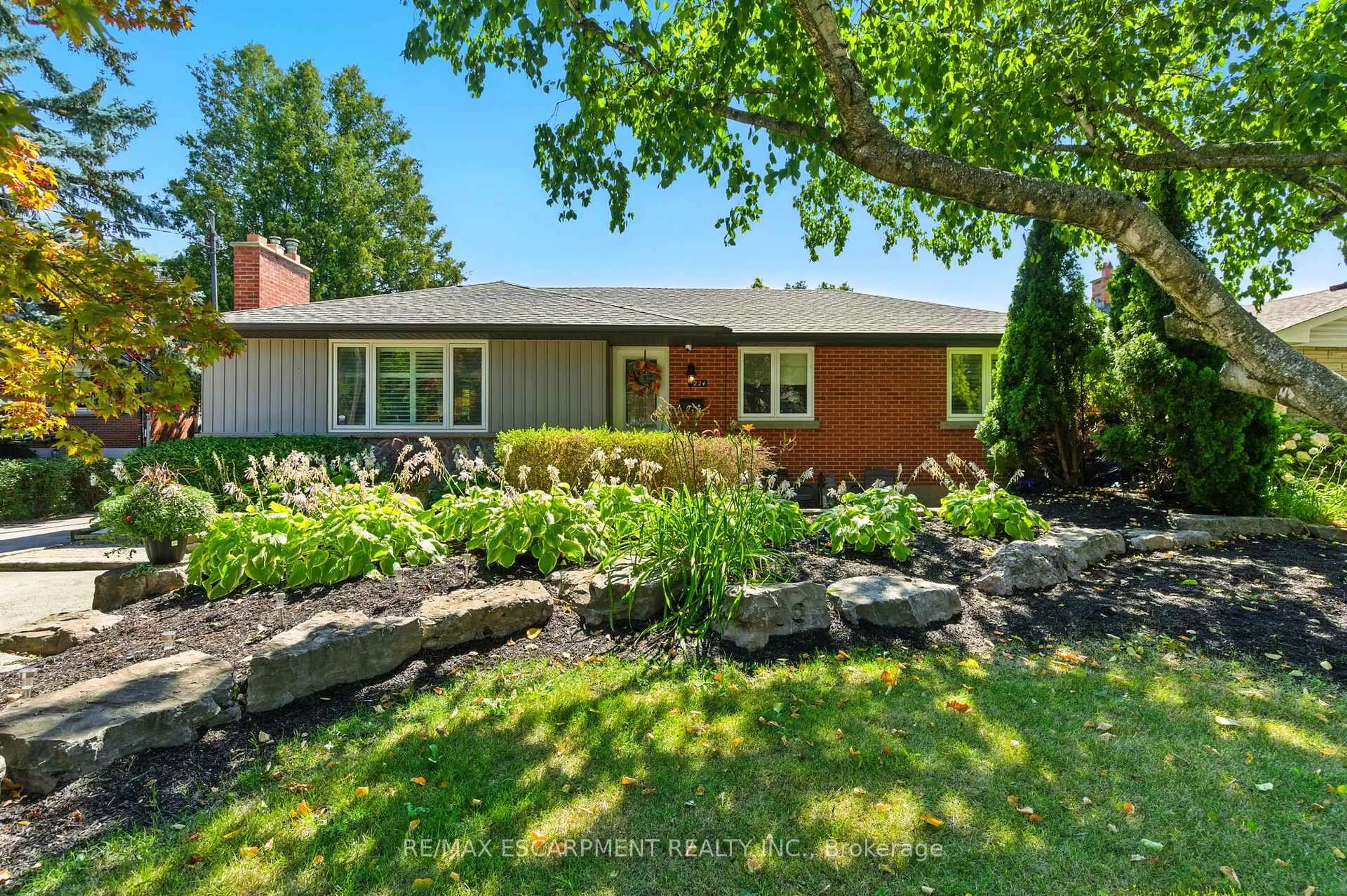 Home with brick exterior material, street for 2224 Ghent Ave, Burlington Ontario L7R 1Y7