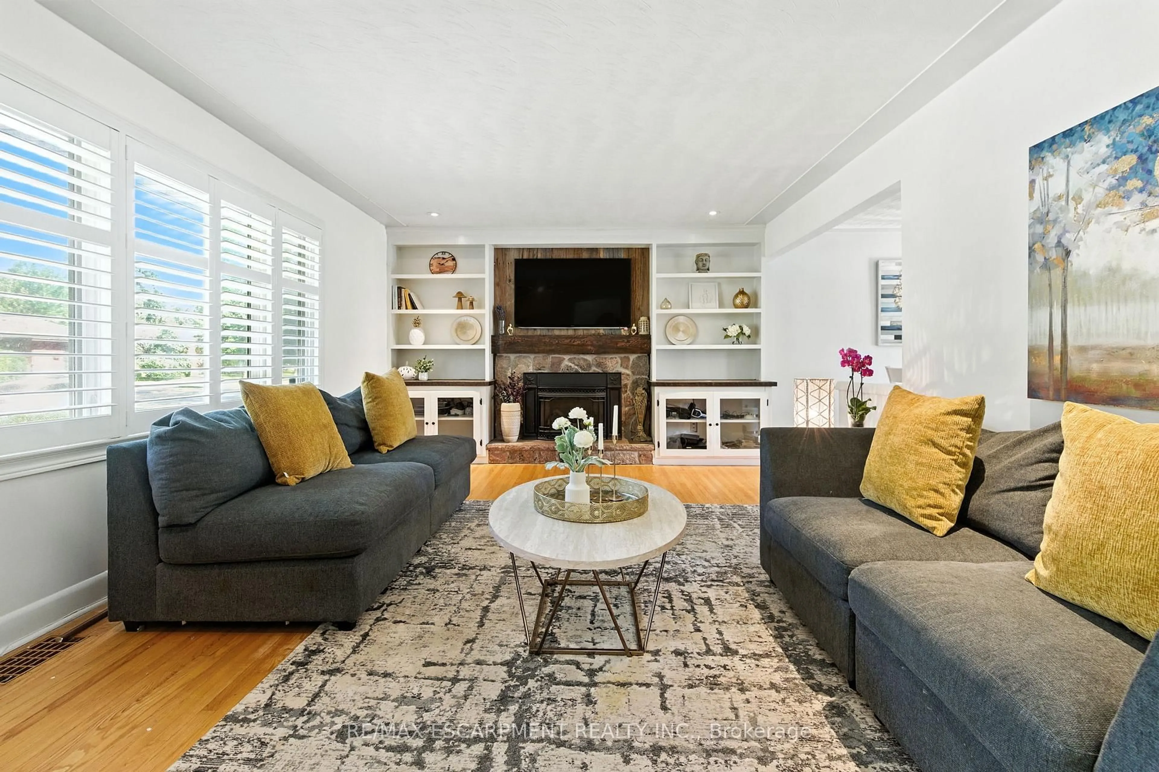 Living room with furniture, unknown for 2224 Ghent Ave, Burlington Ontario L7R 1Y7