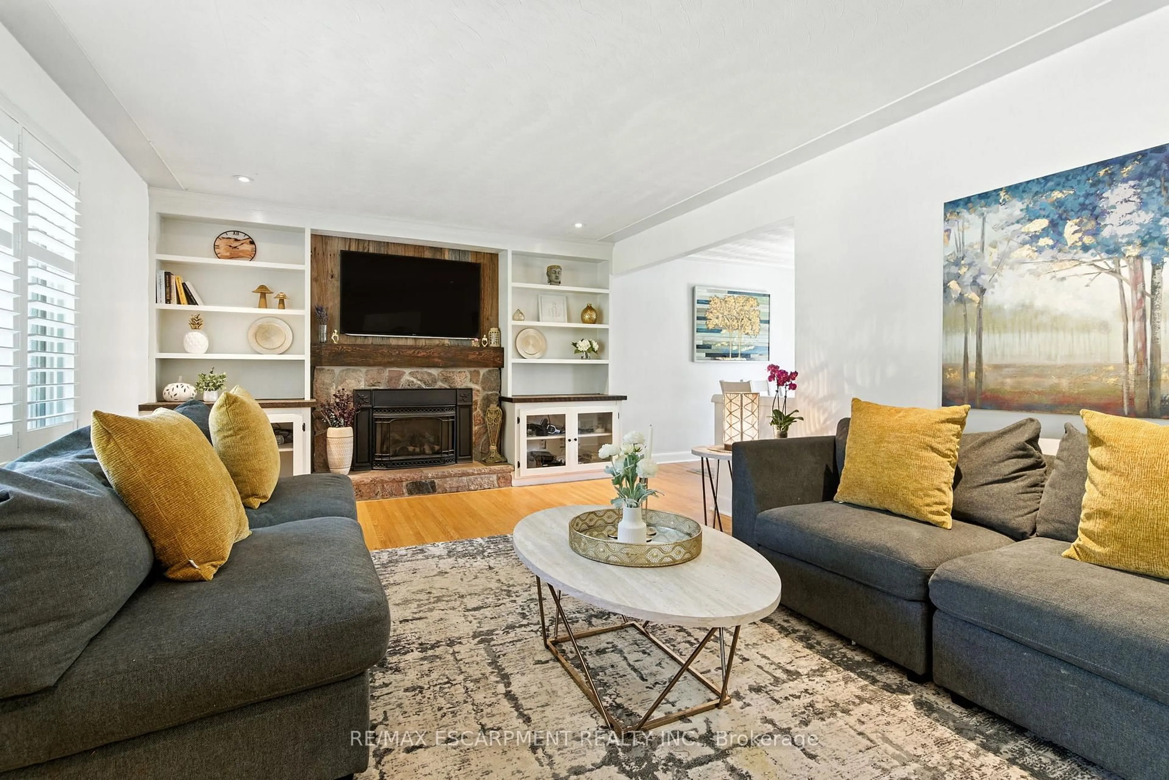 Living room with furniture, unknown for 2224 Ghent Ave, Burlington Ontario L7R 1Y7