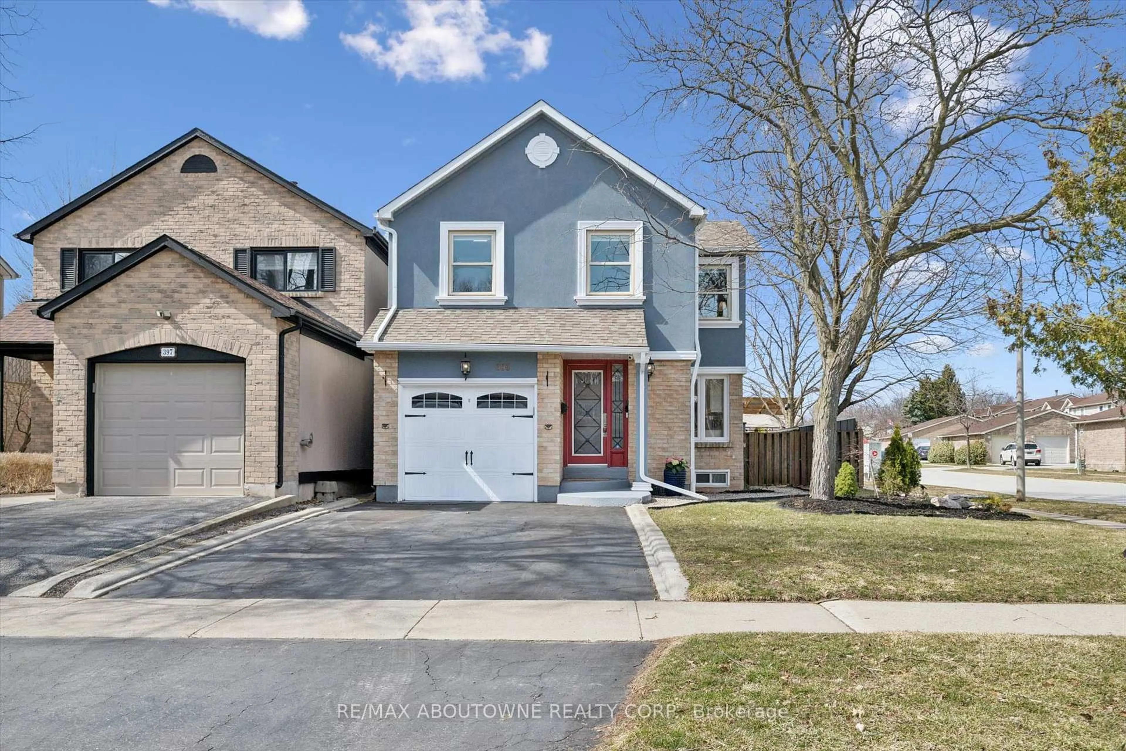 Home with vinyl exterior material, street for 395 Maidstone Cres, Oakville Ontario L6M 1C1