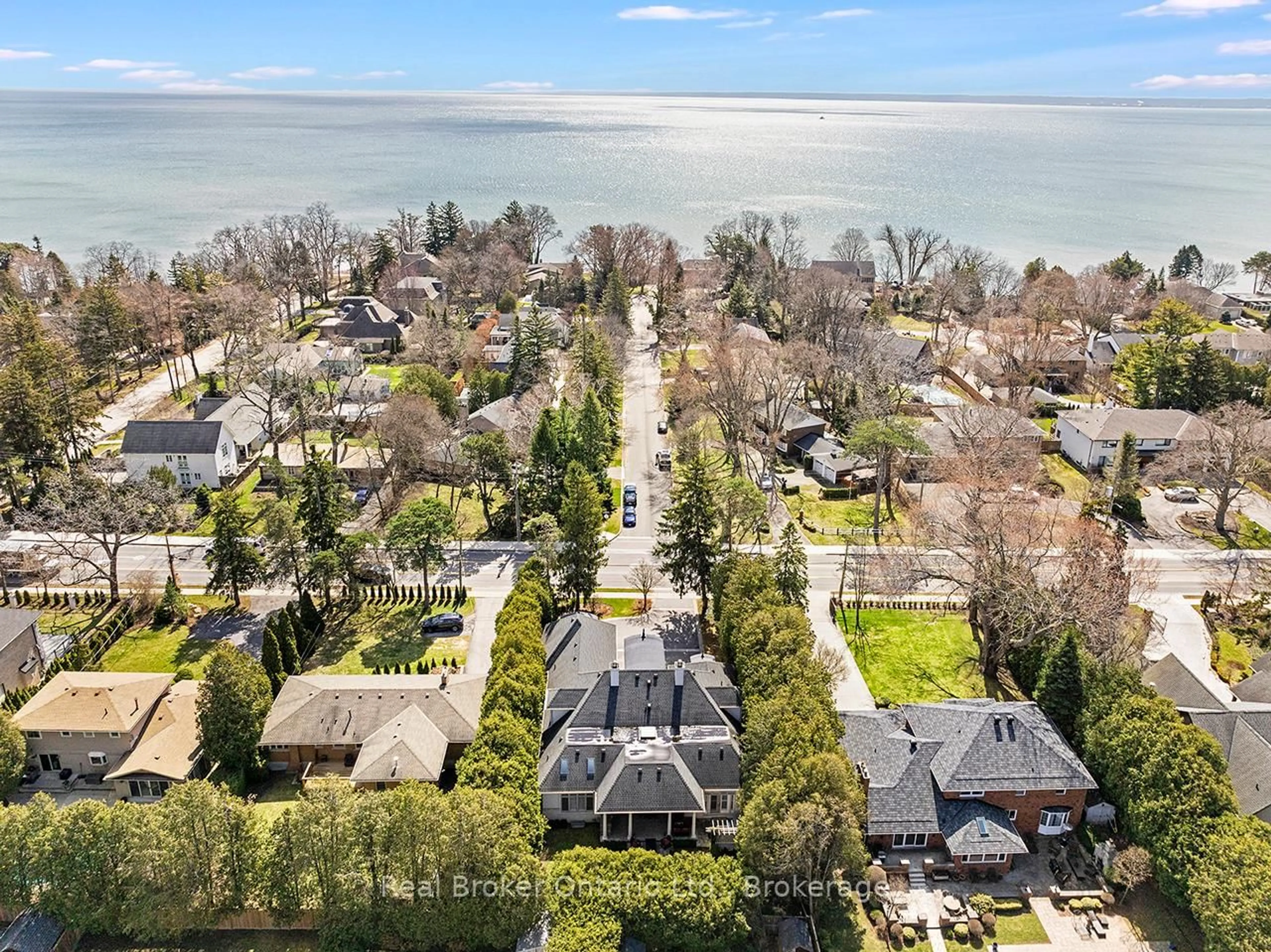 A pic from outside/outdoor area/front of a property/back of a property/a pic from drone, water/lake/river/ocean view for 4507 Lakeshore Rd, Burlington Ontario L7L 1B3