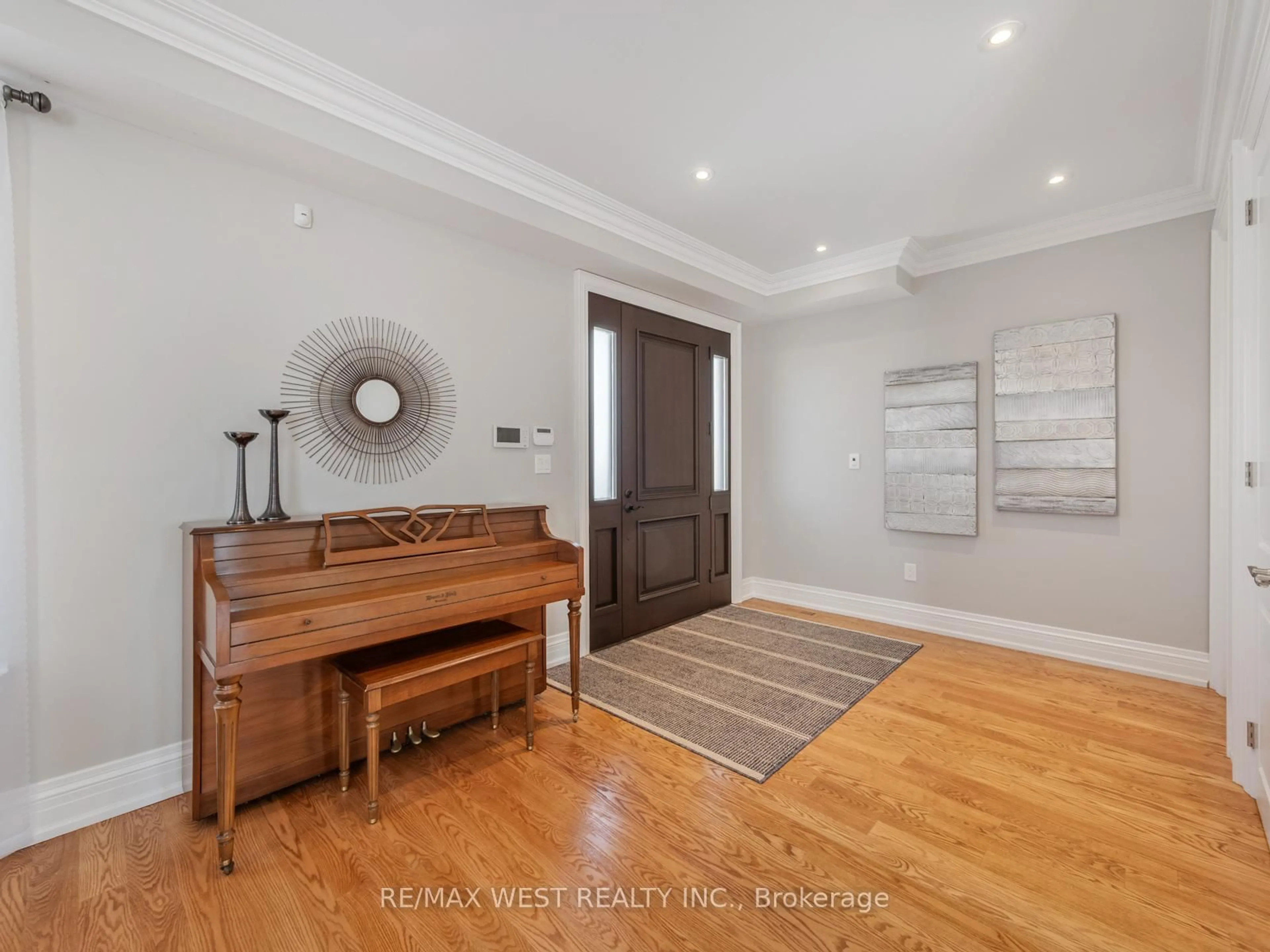 Indoor entryway for 5 Paula Blvd, Toronto Ontario M8W 4B5