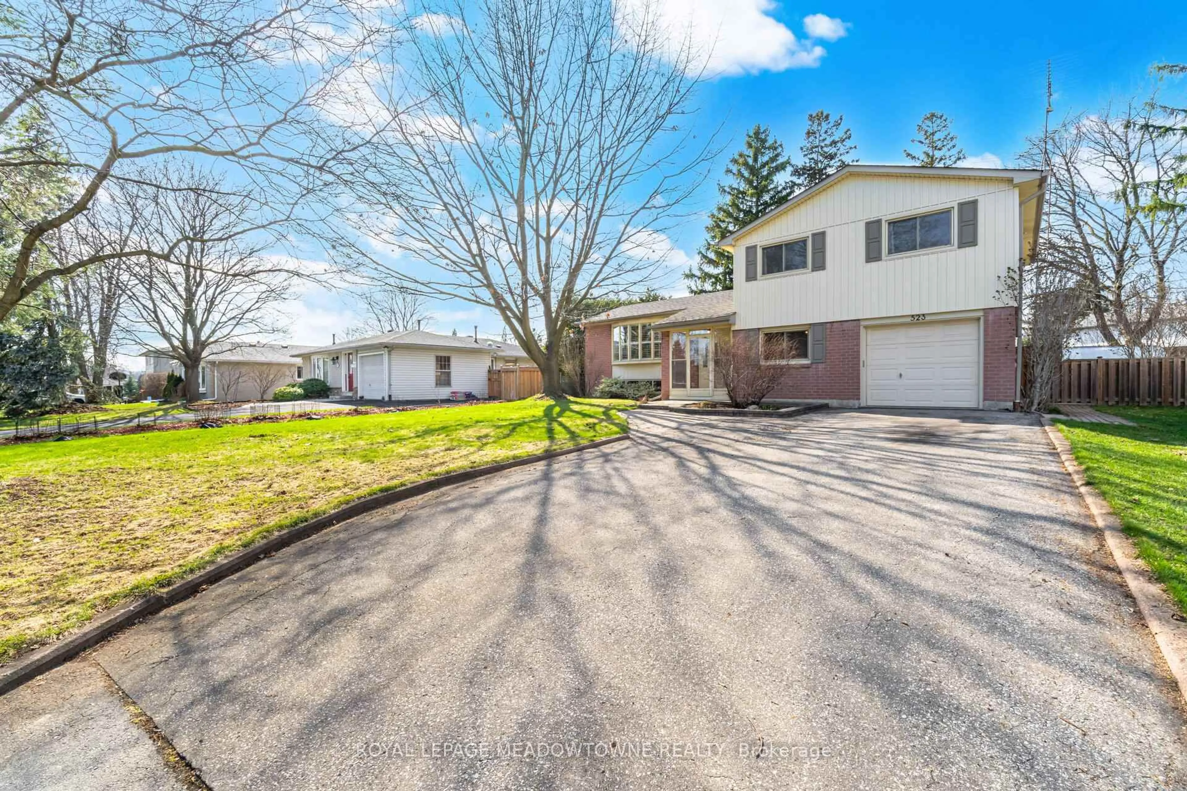 A pic from outside/outdoor area/front of a property/back of a property/a pic from drone, street for 523 Trafalgar Crt, Milton Ontario L9T 3A8