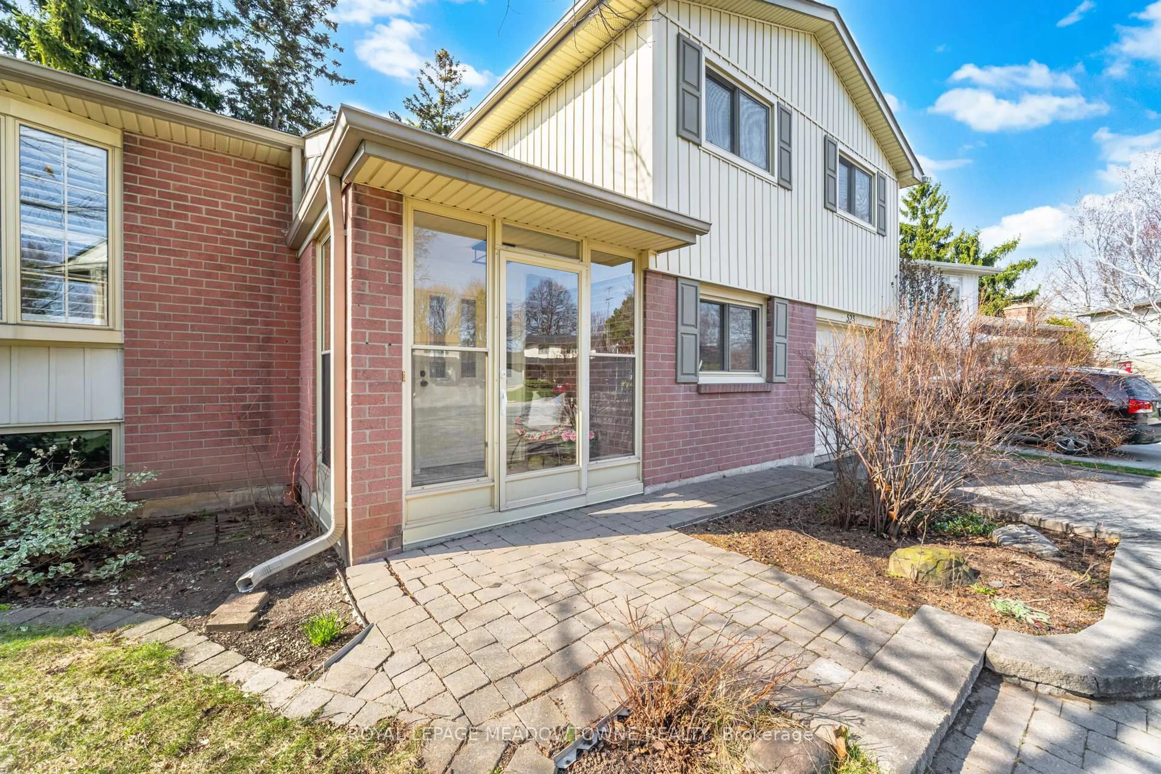 Home with brick exterior material, street for 523 Trafalgar Crt, Milton Ontario L9T 3A8