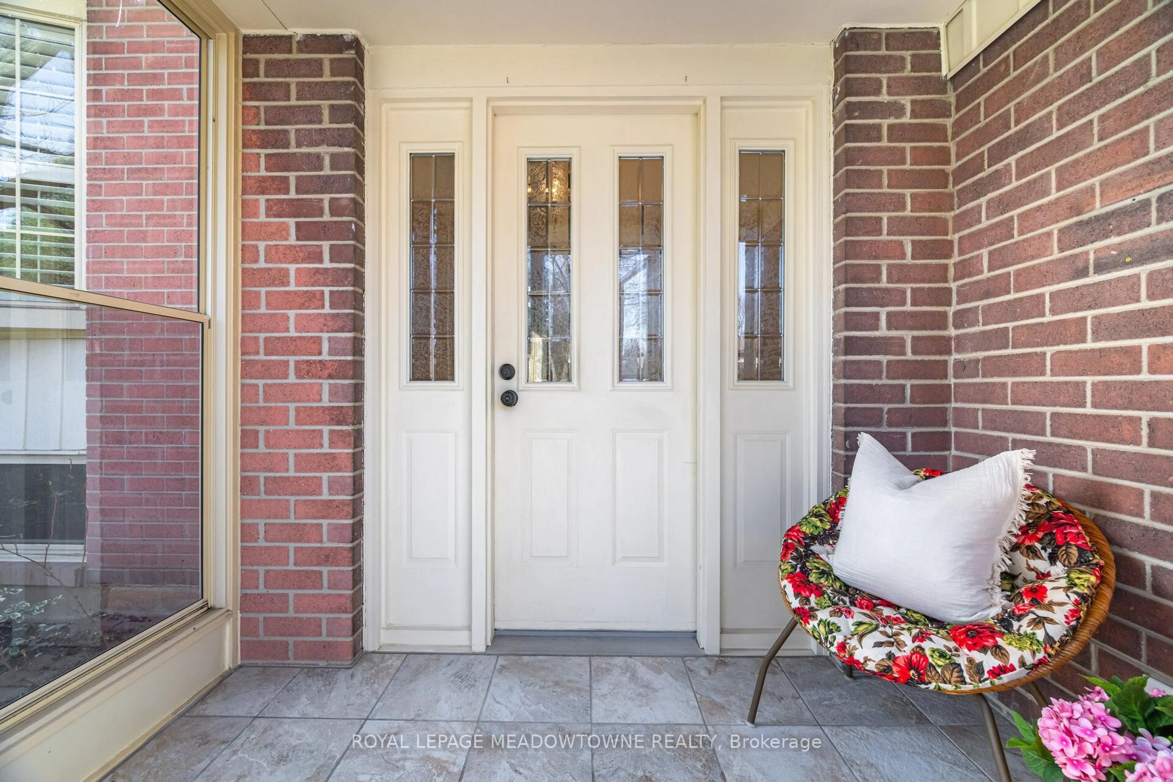 Indoor entryway for 523 Trafalgar Crt, Milton Ontario L9T 3A8