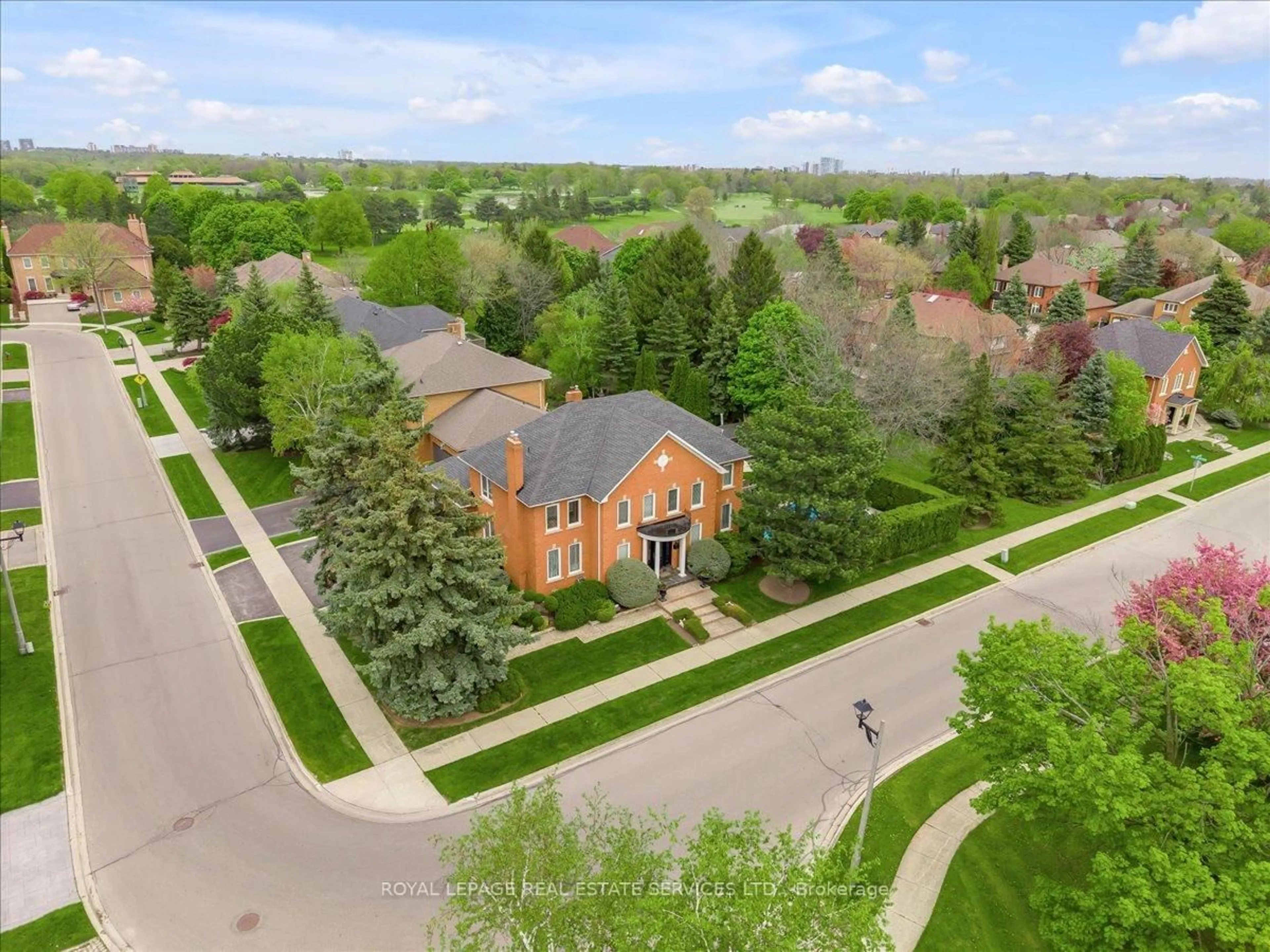 A pic from outside/outdoor area/front of a property/back of a property/a pic from drone, street for 1401 The Links Dr, Oakville Ontario L6M 2N4