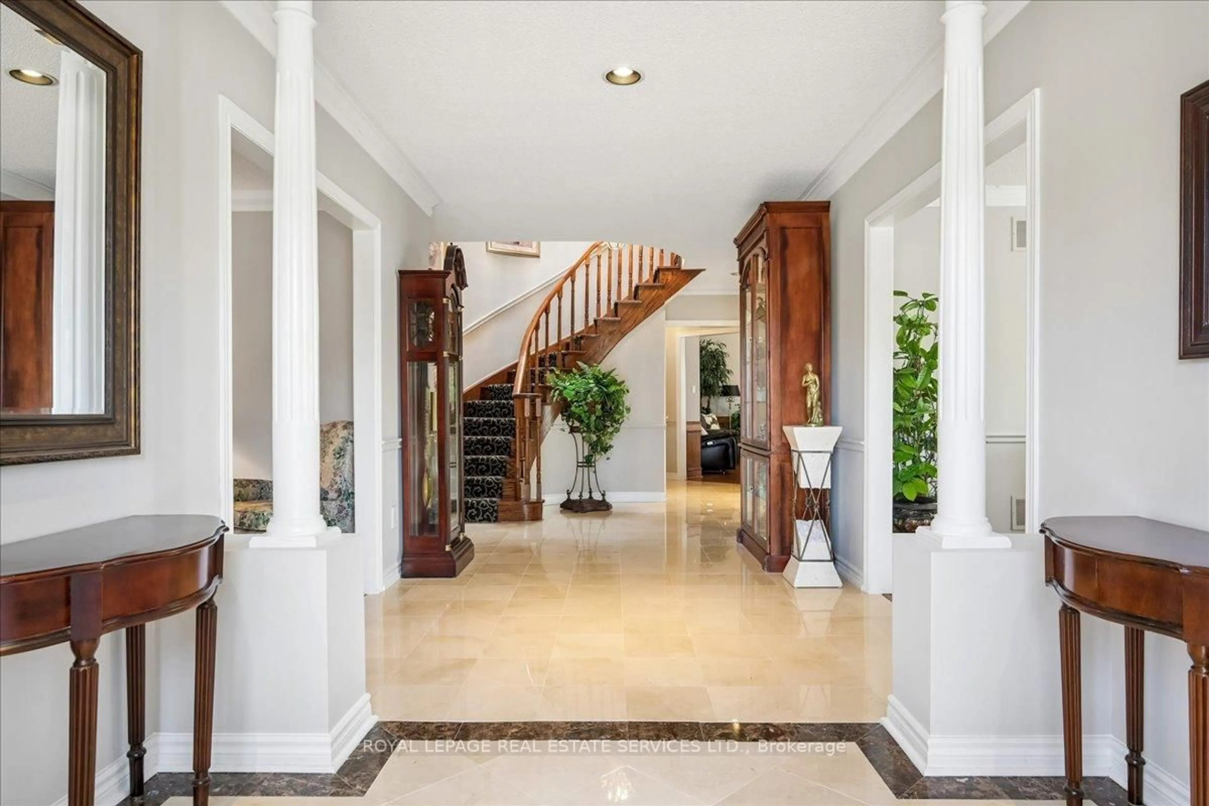 Indoor foyer for 1401 The Links Dr, Oakville Ontario L6M 2N4