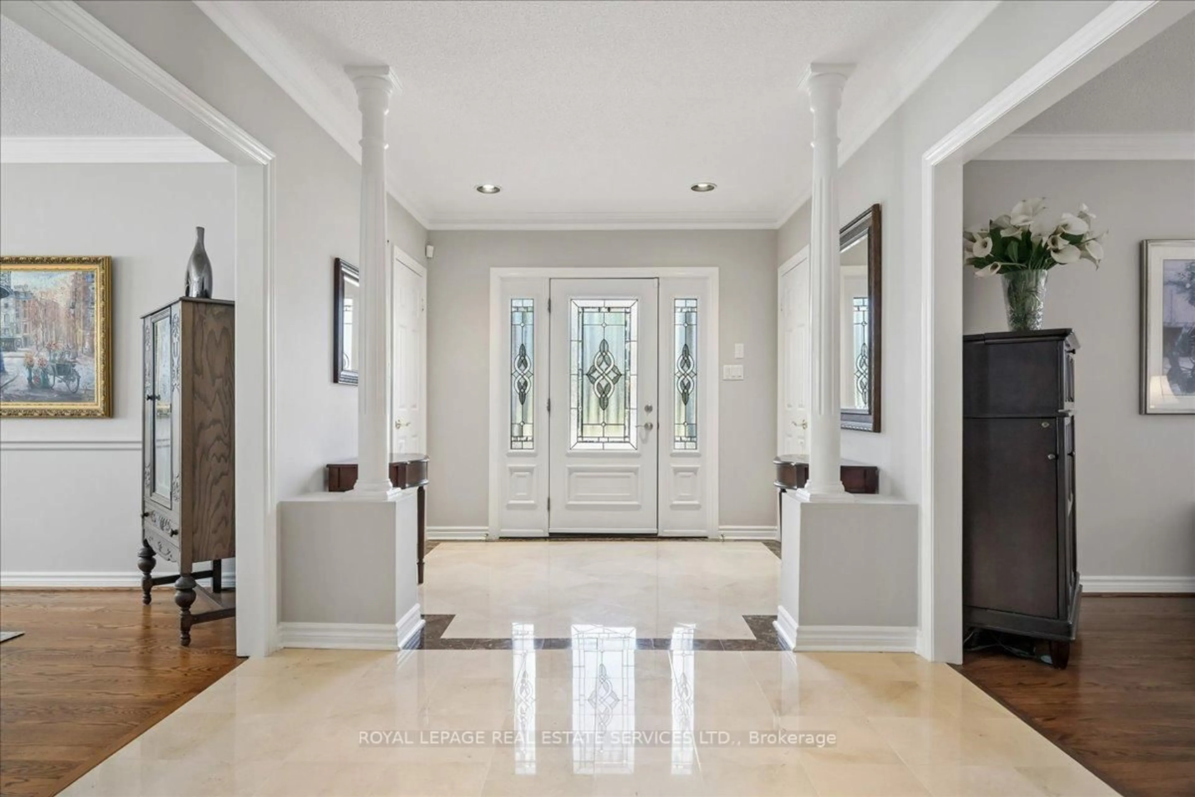 Indoor entryway for 1401 The Links Dr, Oakville Ontario L6M 2N4