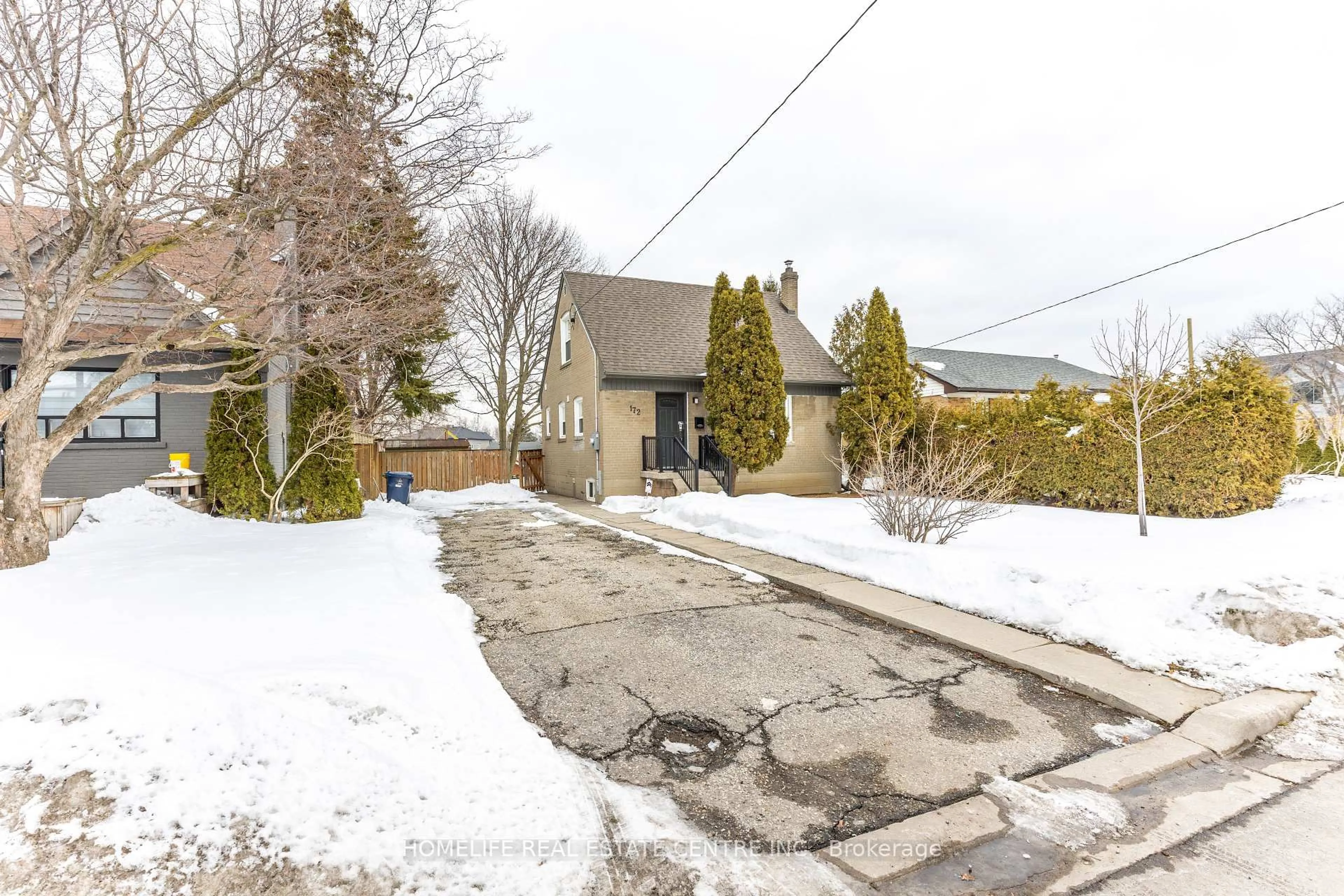 A pic from outside/outdoor area/front of a property/back of a property/a pic from drone, street for 172 Calvington Dr, Toronto Ontario M3M 2M9