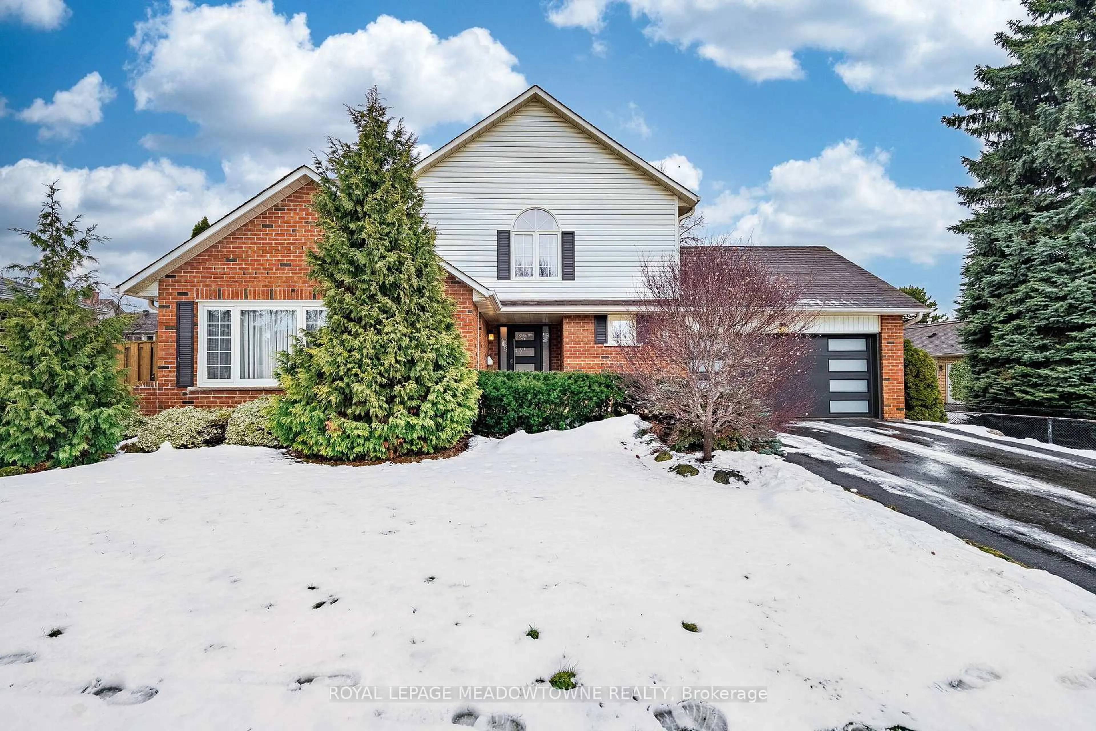 Home with brick exterior material, street for 8 Wadsworth Circ, Brampton Ontario L6Z 1W7