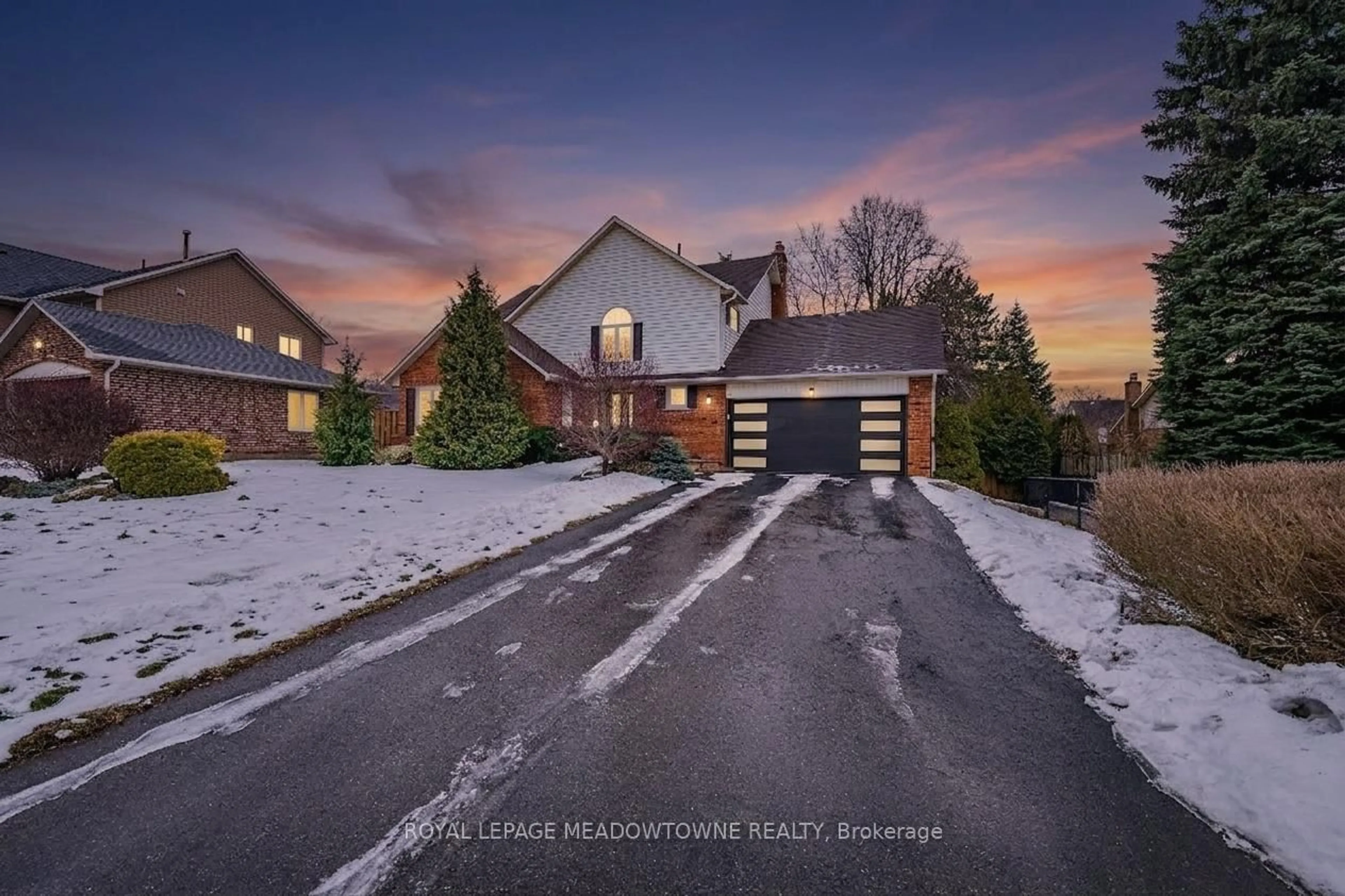 A pic from outside/outdoor area/front of a property/back of a property/a pic from drone, street for 8 Wadsworth Circ, Brampton Ontario L6Z 1W7