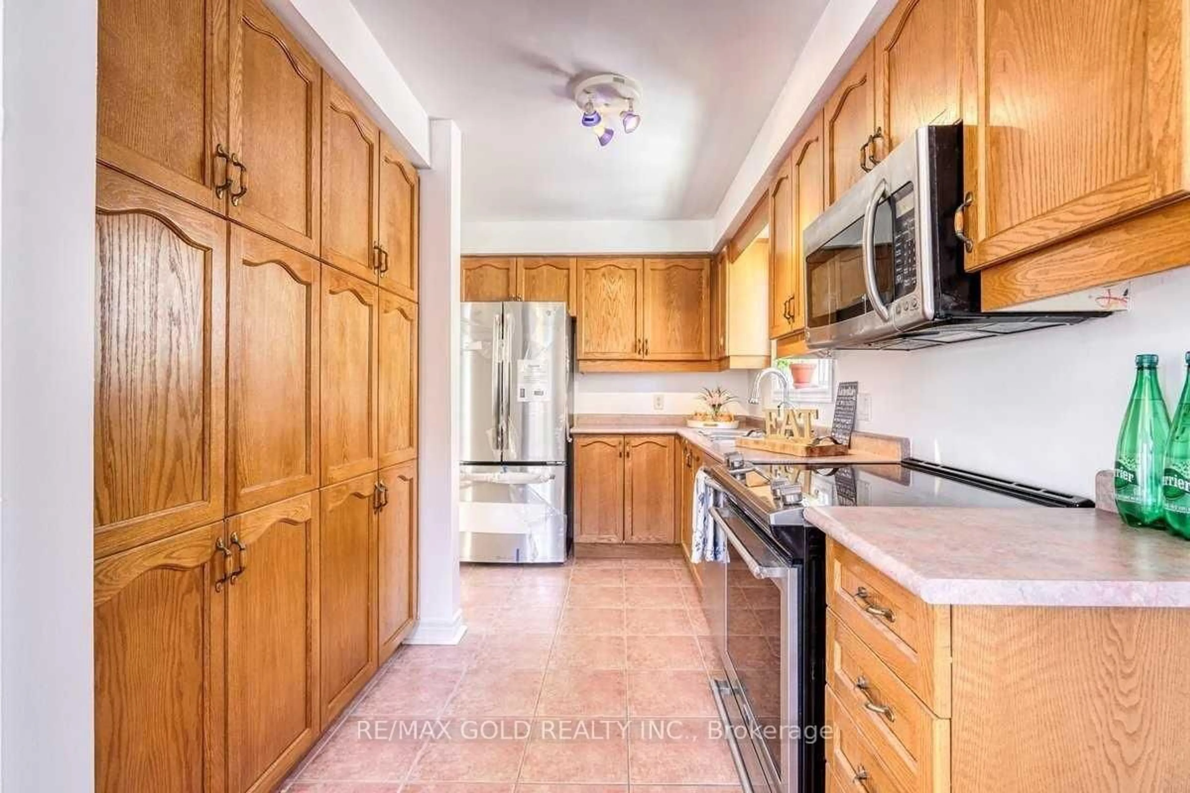 Standard kitchen, ceramic/tile floor for 49 Summerdale Cres, Brampton Ontario L6X 4V9