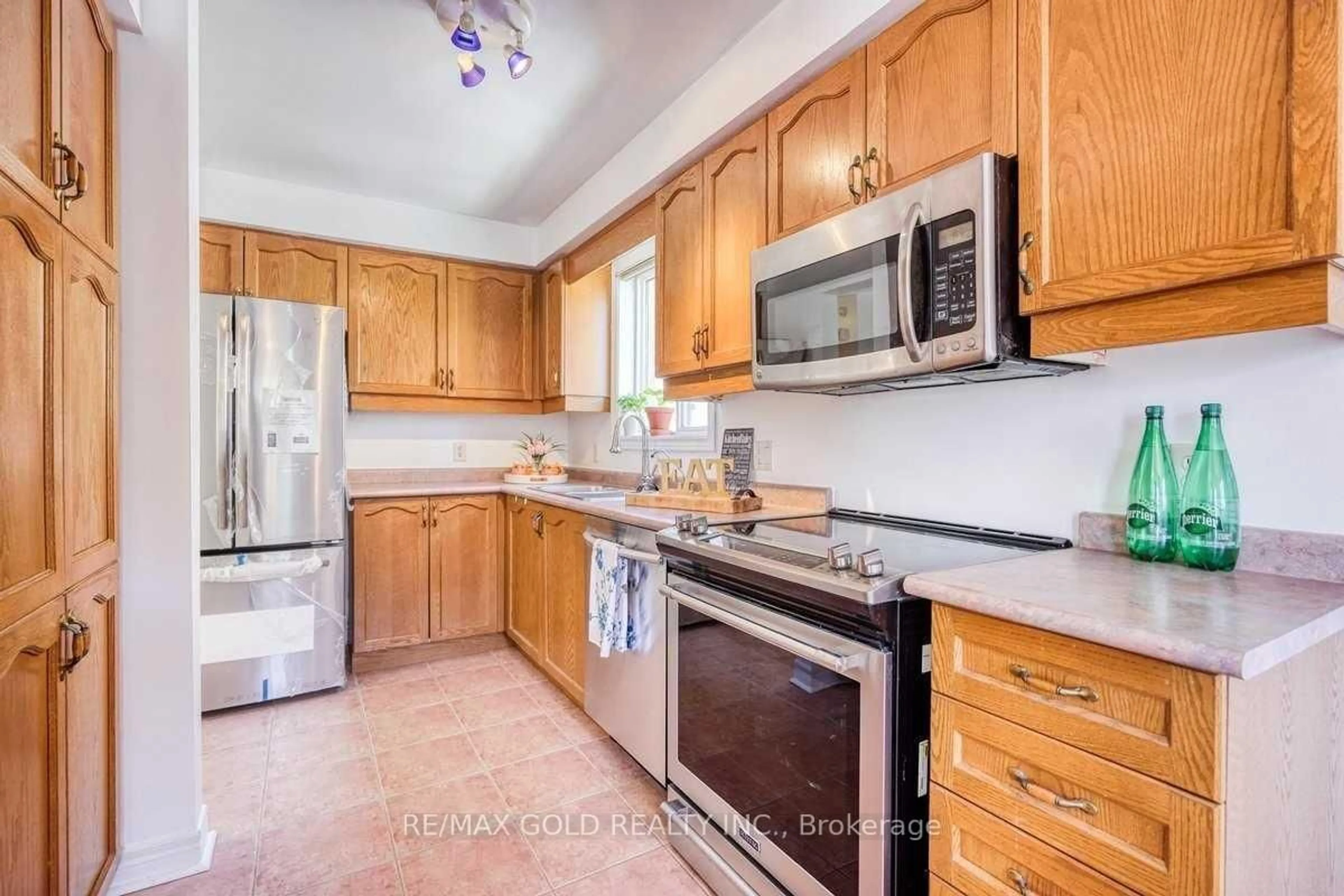 Standard kitchen, ceramic/tile floor for 49 Summerdale Cres, Brampton Ontario L6X 4V9